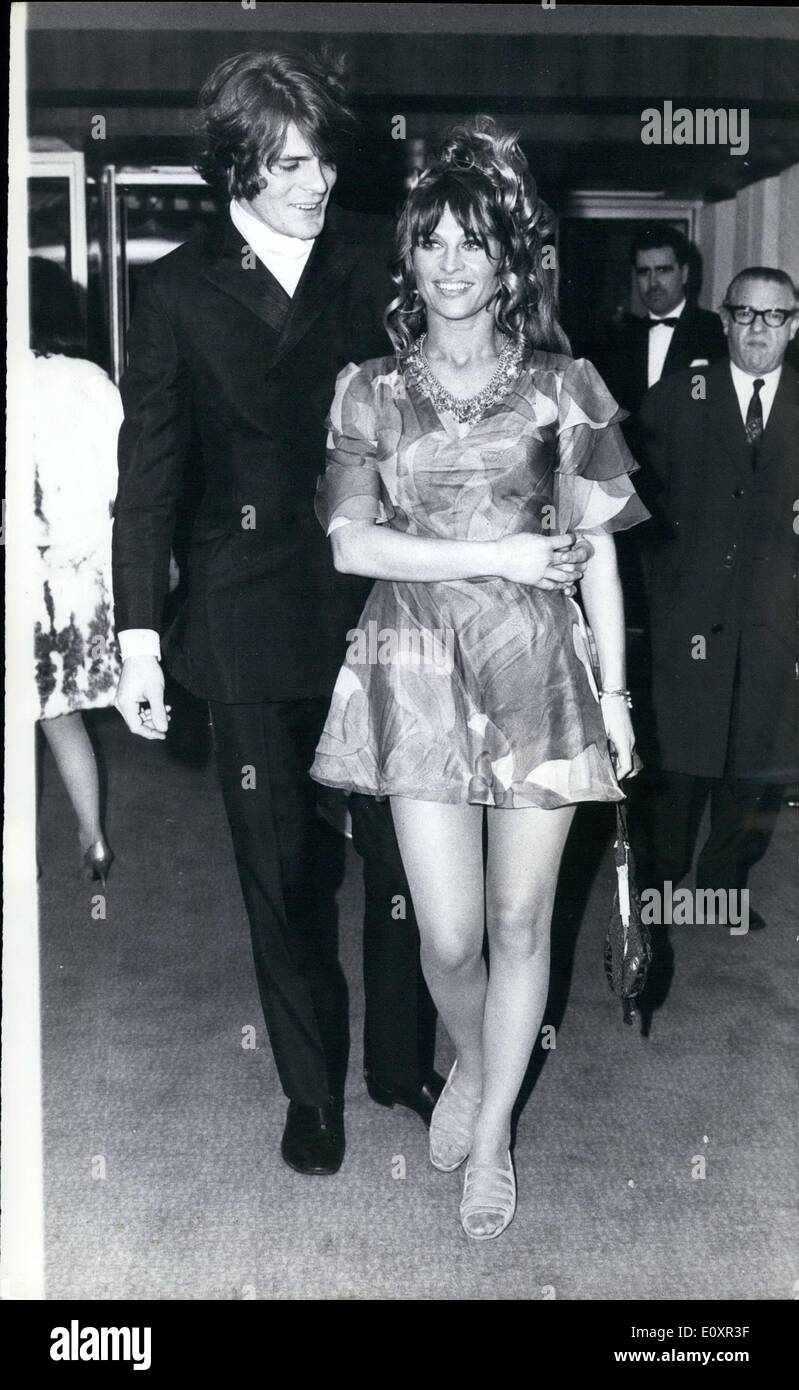 10 octobre 1967 - Julie Christie assiste à la première de ''loin de la foule''. : L'actrice Julie Christie, vêtu d'une robe multicolore, est photographié ici, escorté par Don Bessant, comme elle est arrivée à la nouvelle Odeon, Marble Arch, d'assister à la première mondiale de son dernier film ''loin de la foule", dans lequel elle stars avec Terance Stamp. Banque D'Images