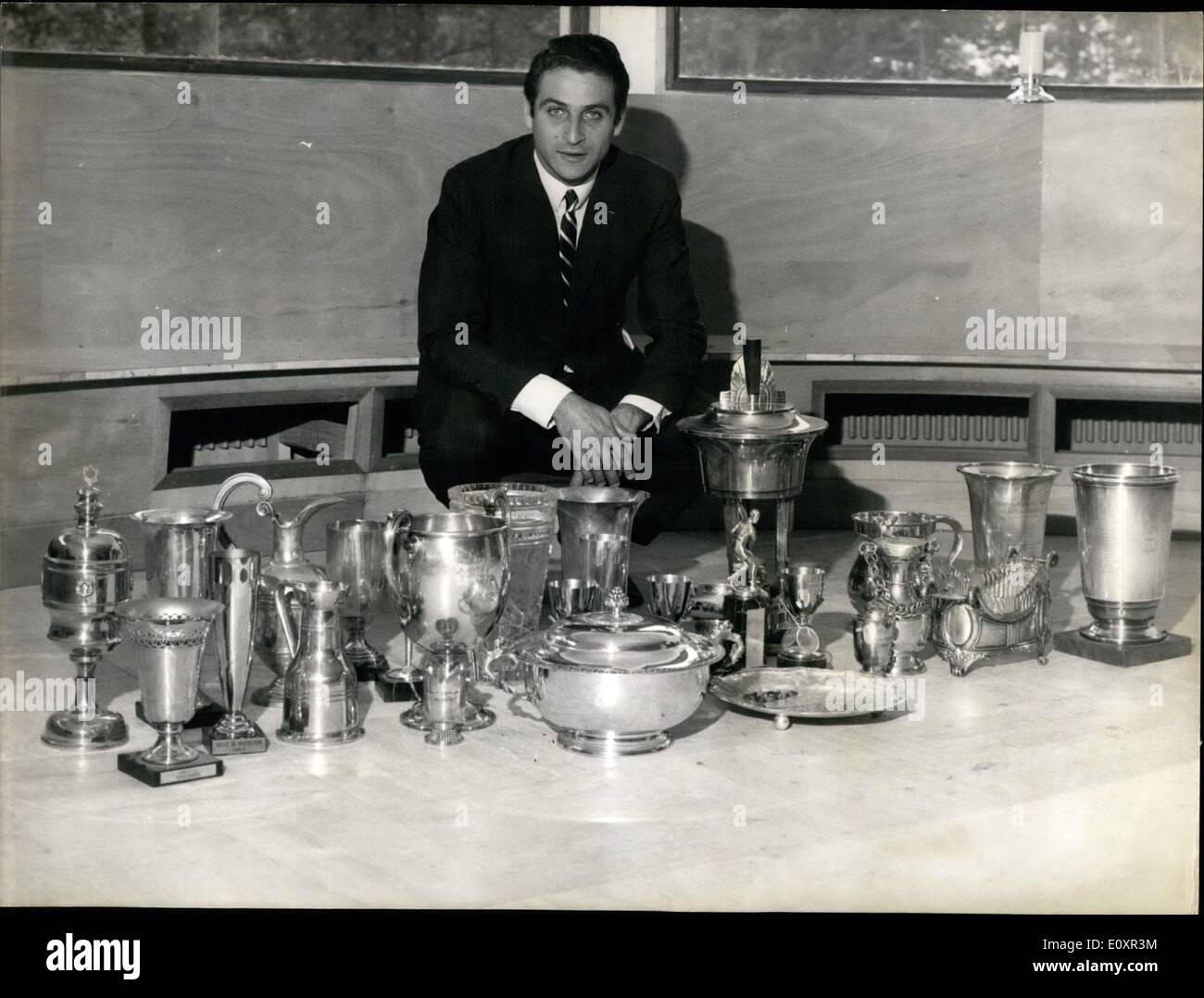 10 octobre 1967 - Pierre Darmon : 8 fois champion de France : en dix ans, Pierre  Darmon, France's top champion de tennis, a marqué Photo Stock - Alamy