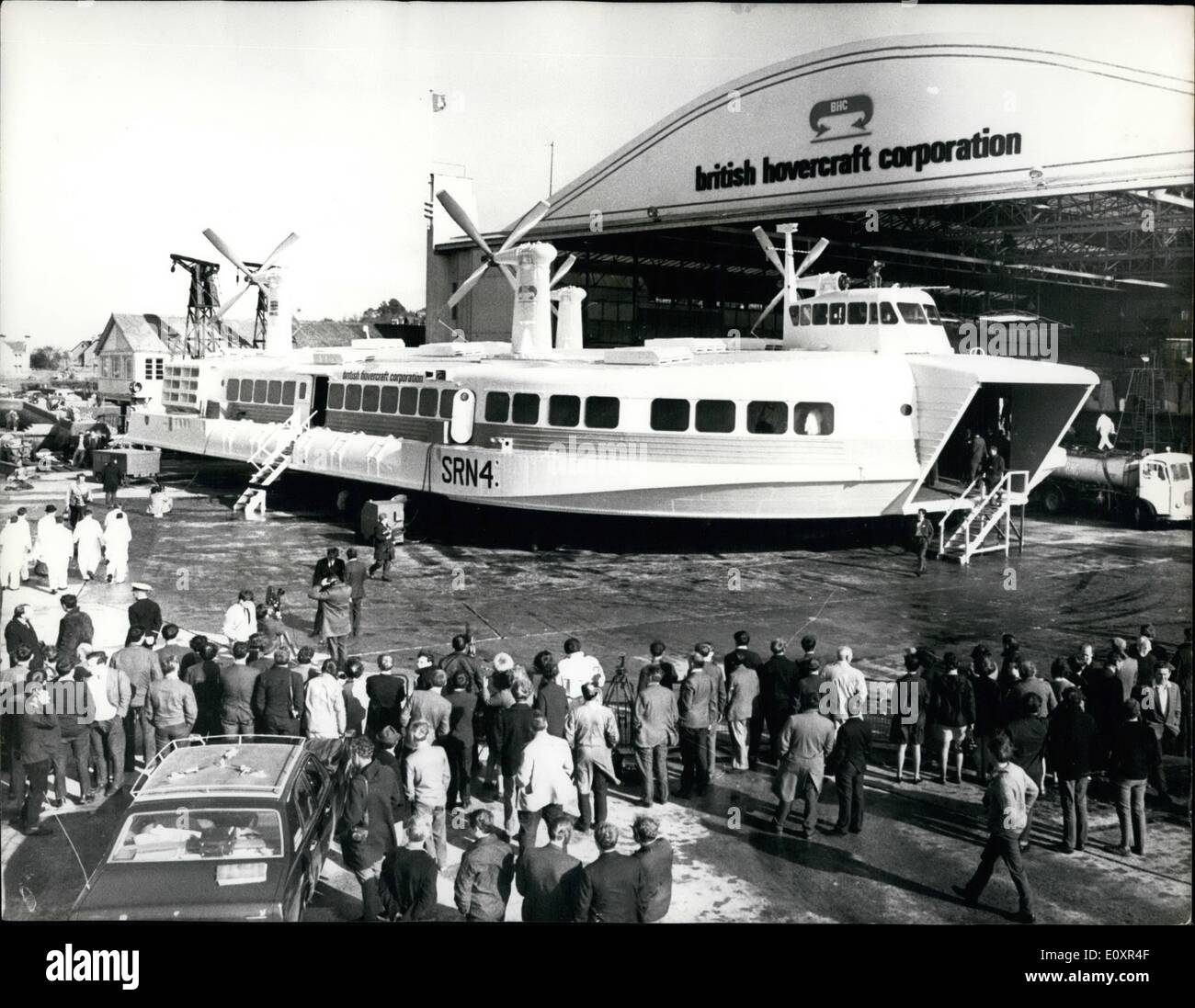 10 octobre 1967 - Le plus grand hovercraft Sr N4 fait son arc public à Cowes. Les 165 tonnes Sr. N4 qui est de loin le Banque D'Images