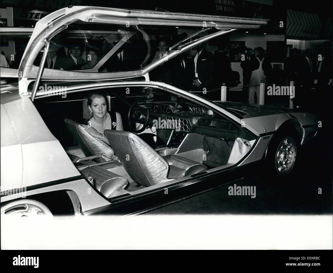 10 octobre 1967 - Examen de la Motor Show : Photo : Modèle Zandra Fisher, vu assis au volant de la Lamborghini Marzal le seul du genre produite, ans capable de 210 miles par heure. Son prix sera d'environ 11 000 - &pound;et c'est vu à l'avant-première du Salon à Earl's Court, où il s'ouvre demain. Banque D'Images