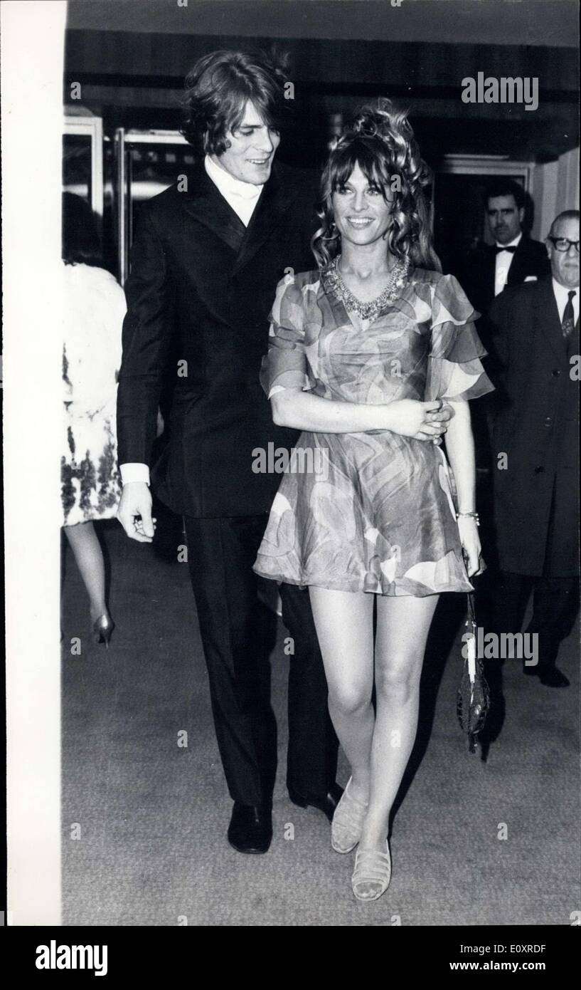 17 octobre 1967 - Julie Christie assiste à la première de ''loin de la foule" : photo montre l'actrice Julie Christie, vêtu d'une mini-robe de couleur, est photographié ici, escorté par Don Bessant, comme elle est arrivée à l'Odeon, nouveau en Aron, d'assister à la première mondiale de son dernier film ''loin de la foule", dans lequel elle stars avec Terance Stamp. Banque D'Images