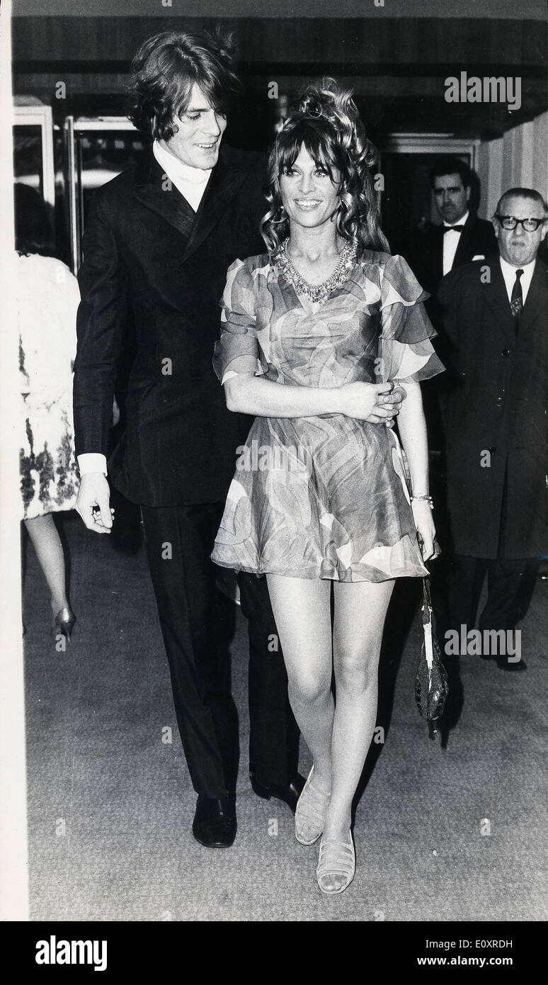 Oct 17, 1967 - Londres, Angleterre, Royaume-Uni - Actrice JULIE CHRISTIE portant une robe multicolore, est photographié ici, escorté par Don Bessant, comme elle est arrivée à la nouvelle Odeon, Marble Arch, d'assister à la première mondiale de son dernier film loin de la foule, dans laquelle elle stars avec Terence Stamp. Banque D'Images