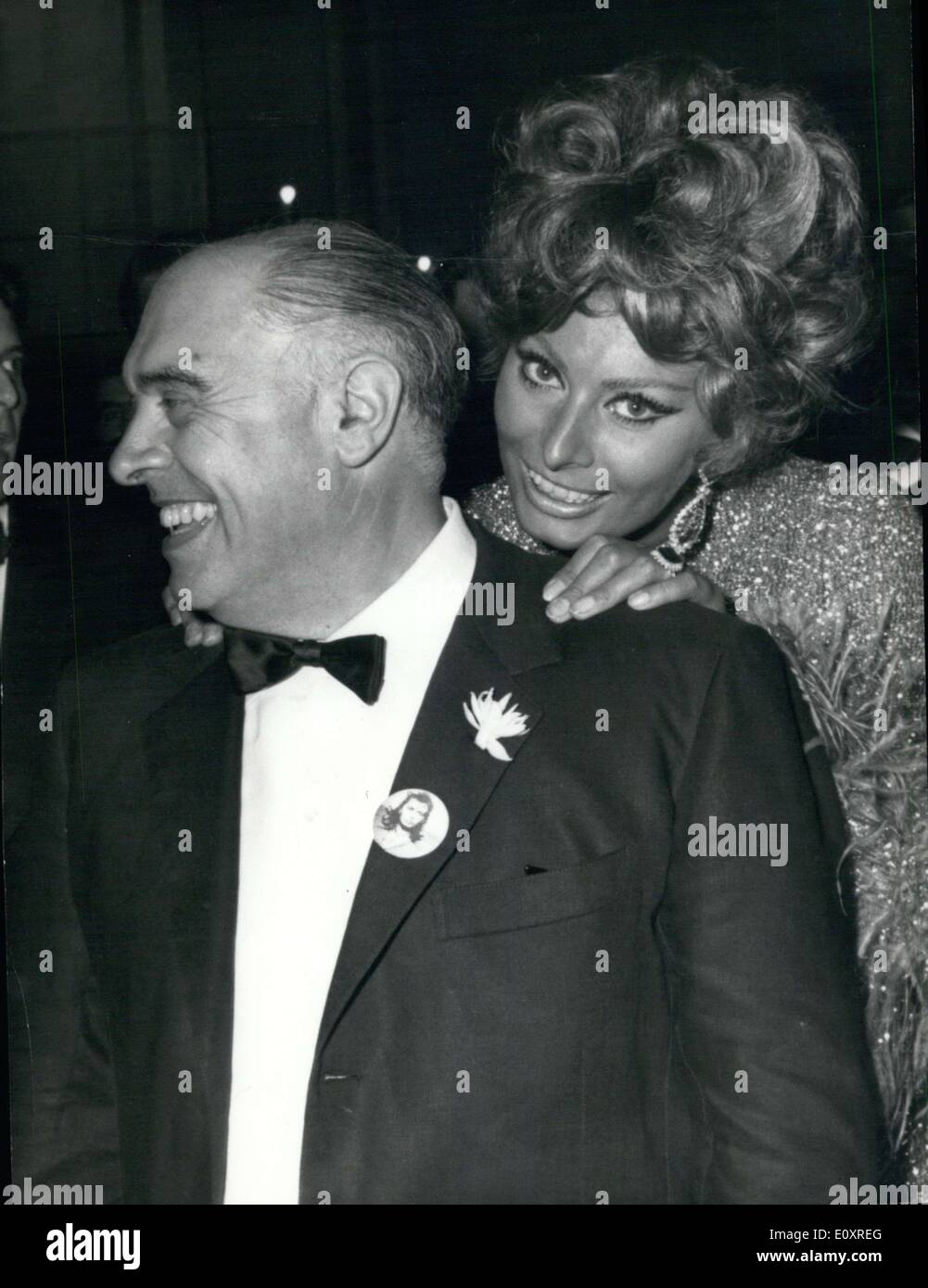 20 octobre 1967 - Gala d'avant pour le dernier film de Sophia Loren ''C' era una volta'' (il fut un temps), aujourd'hui, nuit au Théâtre San Carlo de Naples. Au cours de l'action de ce film, Sophia Loren a perdu son bébé. Photo, Sophia Loren et son mari le producteur Carlo Ponti. Sophia porte une robe doré. Banque D'Images