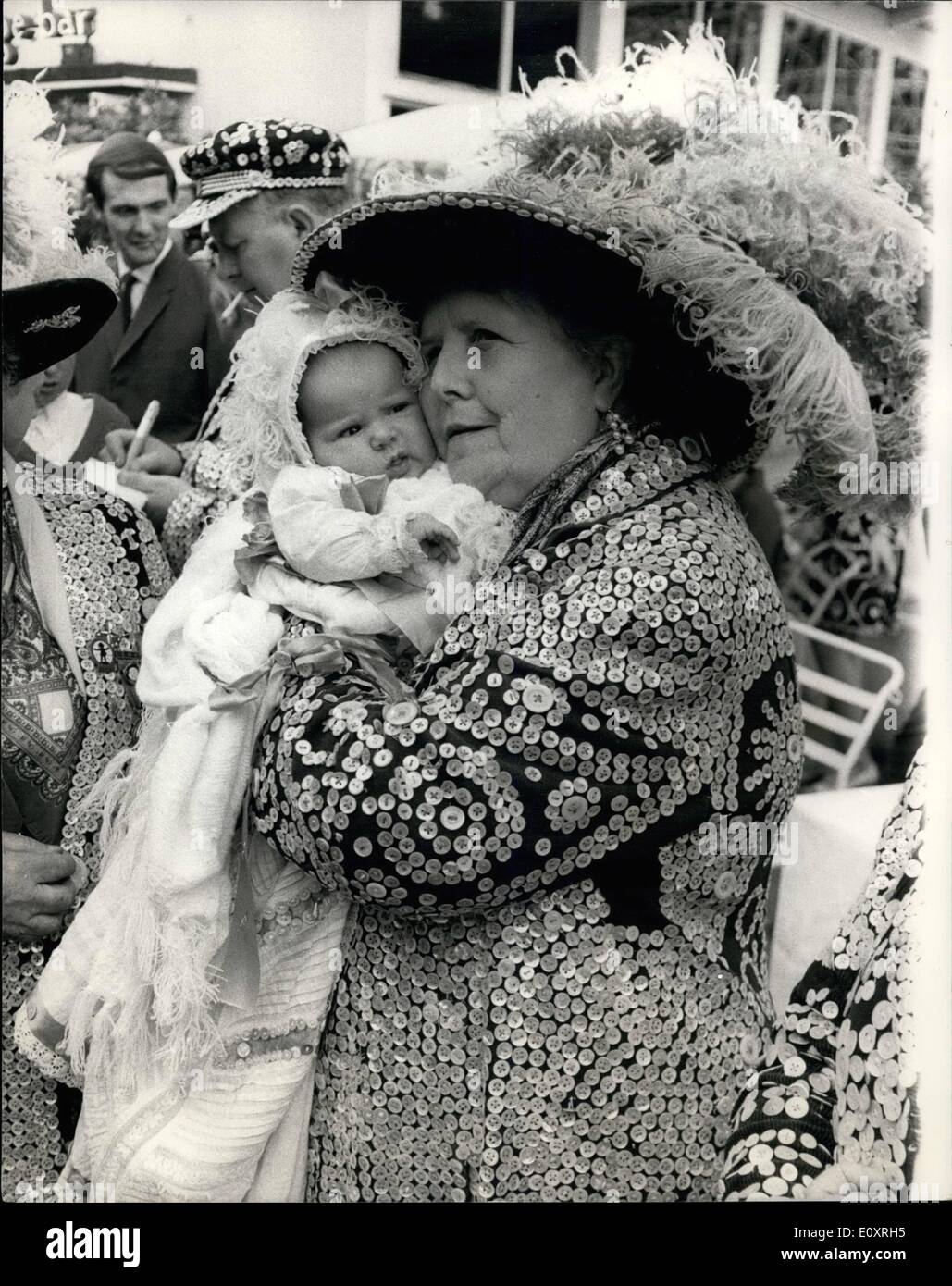 13 août 1967 - 13-8-67 Londres assister à Pearlies baptême Royal déjeuner à Battersea Jardins Festival Ã¢â€" oeFifteen de London's Pearly Kings and Queens, vêtus de leurs costumes traditionnels, ont assisté aujourd'hui baptême spécial déjeuner à Battersea Festival des jardins, en tant qu'invités de la direction, avant le baptême à St Martin-in-the-Fields cet après-midi de Kim Elaine O'Shea. Kim est la sixième génération de la famille Marriott, qui ont détenu le titre de Royal Pearlies pour plus de 80 ans Banque D'Images