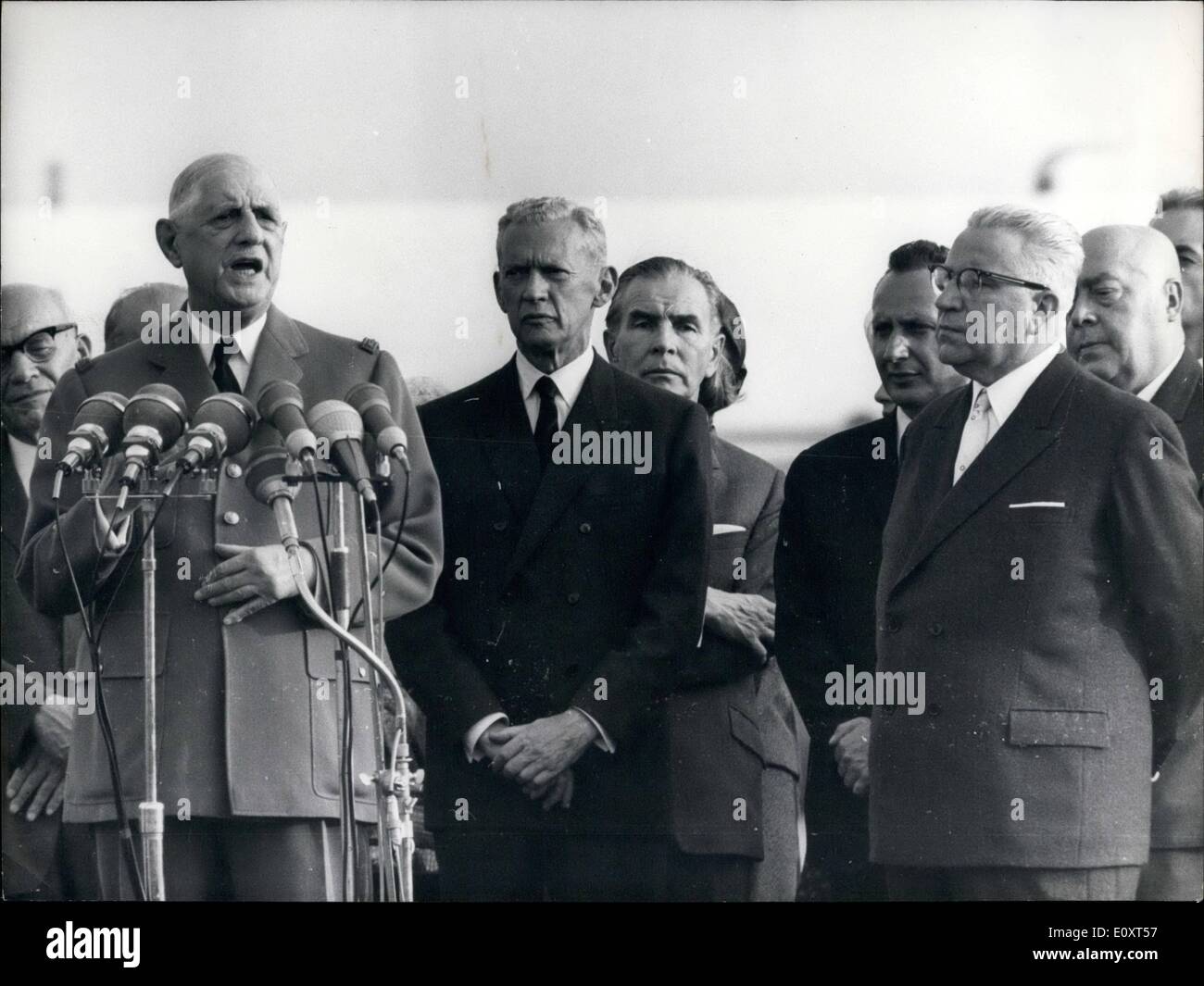 Septembre 09, 1967 - De Gaulle sur la visite d'Etat en Pologne Photo montre la photo de Gaulle à l'arrivée à l'aéroport de Varsovie hier, de gauche à droite, De Gaulle, le ministre français des Affaires étrangères, Couve de Murville et M. Ochab, Président de la République populaire de Pologne, République. Derrière, centre, M. Comulka Premier secrétaire du parti communiste polonais. Banque D'Images