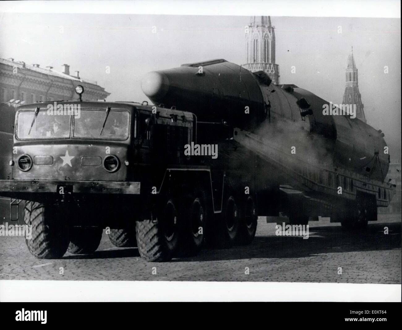 Le 10 novembre 1967 - 50e anniversaire de la révolution bolchevique : photo montre l'une des fusées géantes qui ont été indiqués à la place Rouge, Moscou, pendant le défilé et les célébrations marquant le 50e anniversaire de la révolution bolchevique. Banque D'Images