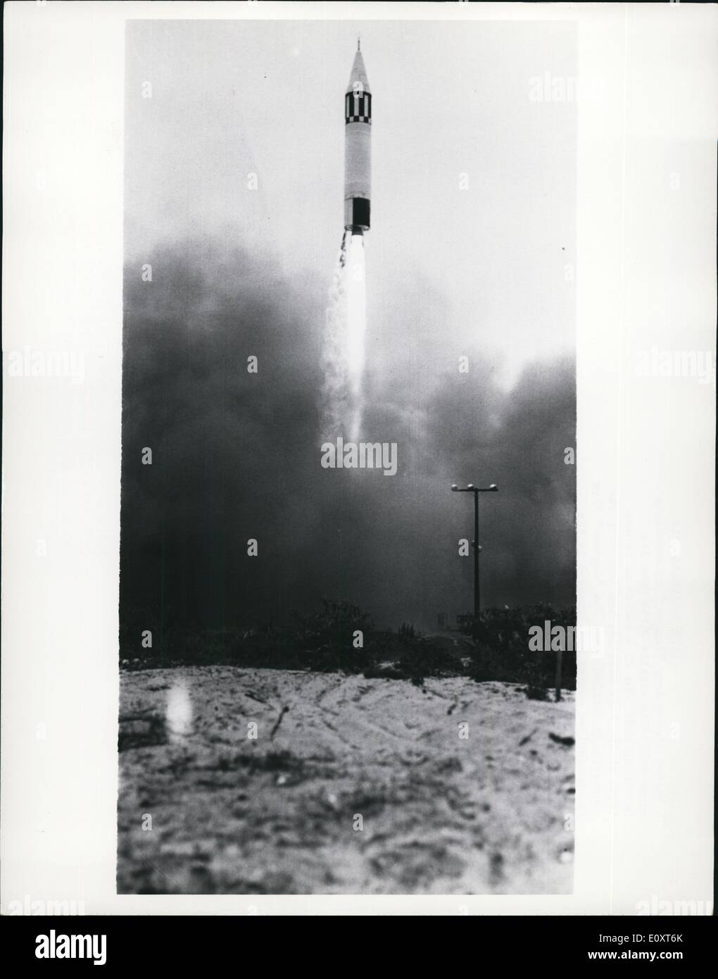11 novembre 1967 - UN United State Army ''Jupiter'' intermediate range ballistic missile ascenseurs depuis son lancement. L'un d'une série de récents essais de l'énorme, le lancement de missiles a été menée avec succès. Le ''Jupiter'' a effectué son cours prescrits et touchés dans la cible sélectionnée avant le sont. Le ''Jupiter'' a été développé par des missiles balistiques de l'Armée de l'agence, Huntsville, Alabama, et est produit par la société Chrysler, Warrne, au Michigan. Banque D'Images