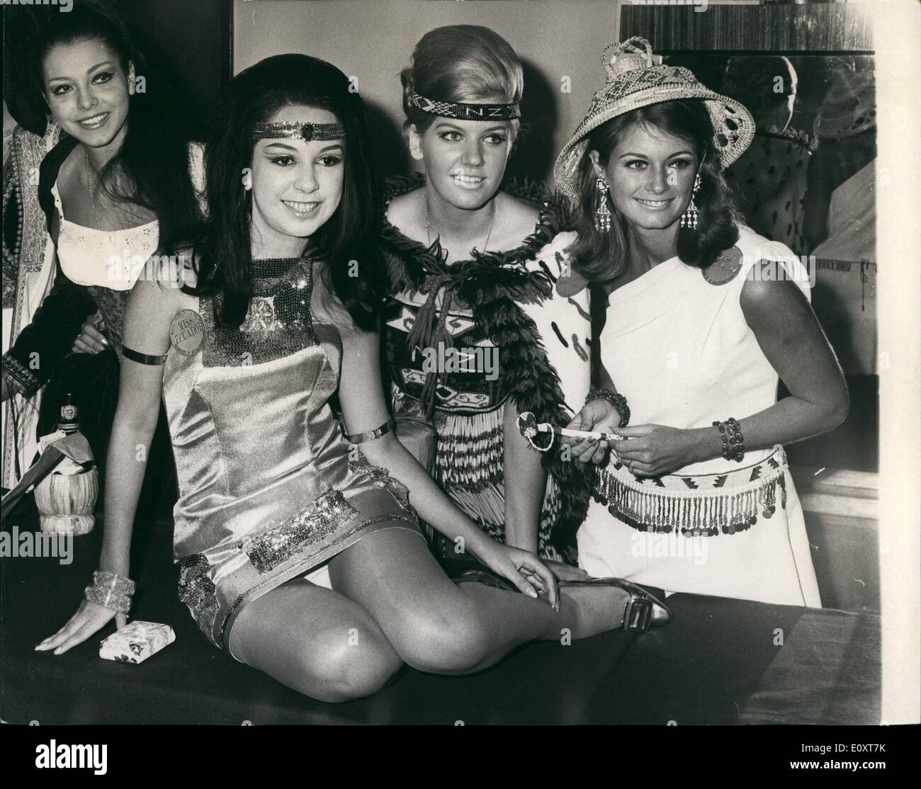 11 novembre 1967 - International Beauty Queens assister à la variété du Club DÉJEUNER À L'Hôtel Savoy : l'international les reines de beauté qui sont en concurrence dans la ''Miss monde'' contest, a assisté aujourd'hui à un déjeuner offert par le Variety Club de Grande-bretagne au Savoy Hotel. Chacune des filles a apporté des cadeaux de leur propre pays pour être utilisé pour recueillir des fonds pour les malades et les enfants nécessiteux. La photo montre la mini-jupe ''Miss Équateur'' (Laura Baquero) assis sur la table avec ''Miss France'' (CEIQ Duivestein) à droite,, au déjeuner aujourd'hui. Banque D'Images