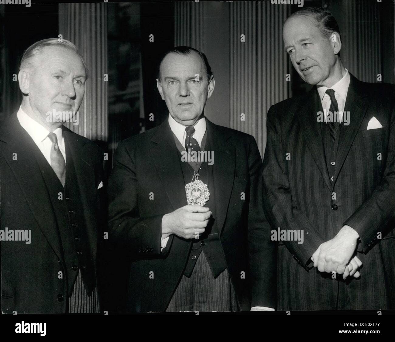 11 novembre 1967 - Lord Maire de Londres reçoit le gouverneur de la Banque d'Angleterre ; le maire de Londres, Sir Gilbert Inglefield, a reçu aujourd'hui le gouverneur de la Banque d'Angleterre, Sir Leslie O'Brien, et le sous-gouverneur, Maurice Parsons, à la Mansion House d'aujourd'hui. La photo montre la photo de l'hôtel particulier d'aujourd'hui sont (de gauche à droite) : Sir Leslie O'Brien, le gouverneur de la Banque d'Angleterre, Sir Gilbert Inglefield, le Maire, et le sous-gouverneur de la Banque d'Angleterre, Maurice Parsons. Banque D'Images