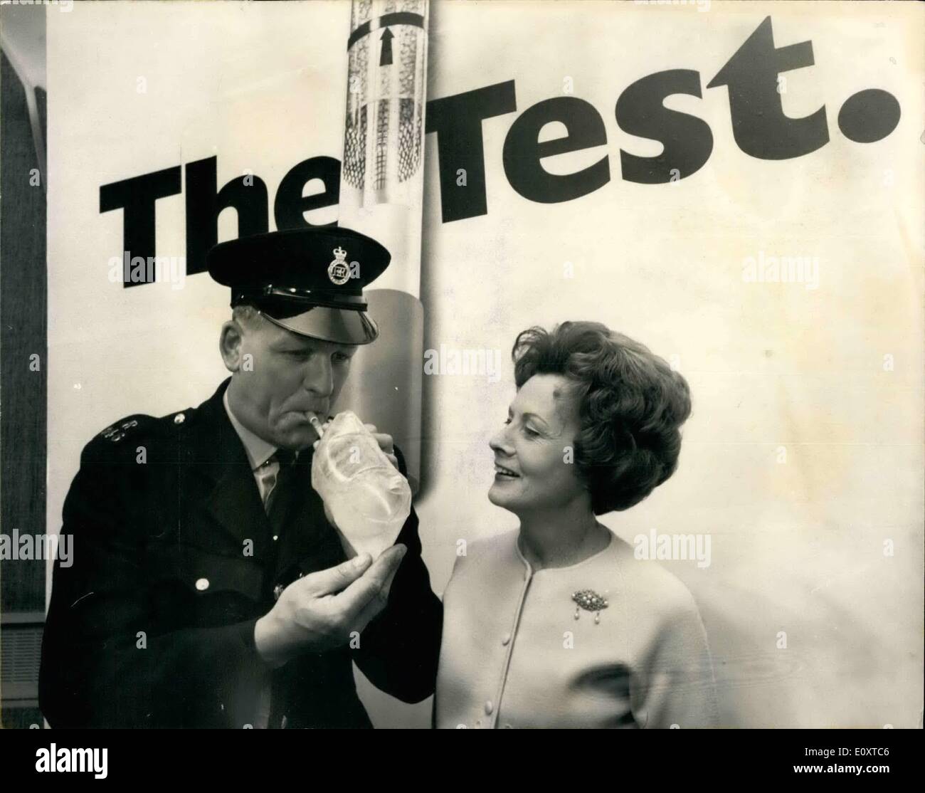 Septembre 09, 1967 - Mme. BARBARA CASTLE LANCE LA CAMPAGNE DE PUBLICITÉ DU GOUVERNEMENT SUR LE NOUVEAU VERRE ET DROIT DE CONDUIRE : le 9 octobre., le nouveau verre de conduite et dispositions de la Loi sur la sécurité routière 1967 entrée en vigueur. Aujourd'hui, Mme Barbara Castle, ministre des Transports, a lancé l'une des plus grandes campagnes de publicité commanditée par le gouvernement sur la question de la sécurité routière, expliquant la nouvelle loi et les faits concernant les dangers de l'alcool au volant. Elle s'adressait à un auditoire d'invités la presse et les organisations intéressées à la Royal Festival Hall Banque D'Images