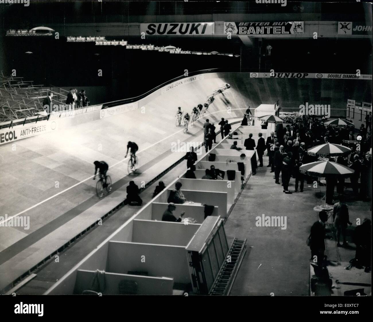 09 septembre 1967 - piste spécialement construite pour la skol cycle de six jours de la race. L'un des plus grands événements sportifs se déroulant en Grande-Bretagne cette année est la Skol cycle de six jours la race, à l'Earl's Court, à Londres, à partir de la 18e - 23e. Septembre. Pendant ce temps, 12 équipes , constitué de 24 pour la course professionnelle internationale et eyelists s'affrontent sur une piste intérieure spécialement construit -coûtant 30 000 &pound;. Il y a eu un aperçu de la presse aujourd'hui, quand la piste a été mise à l'essai pour la première fois, par plusieurs des meilleurs coureurs britanniques et continentaux Banque D'Images
