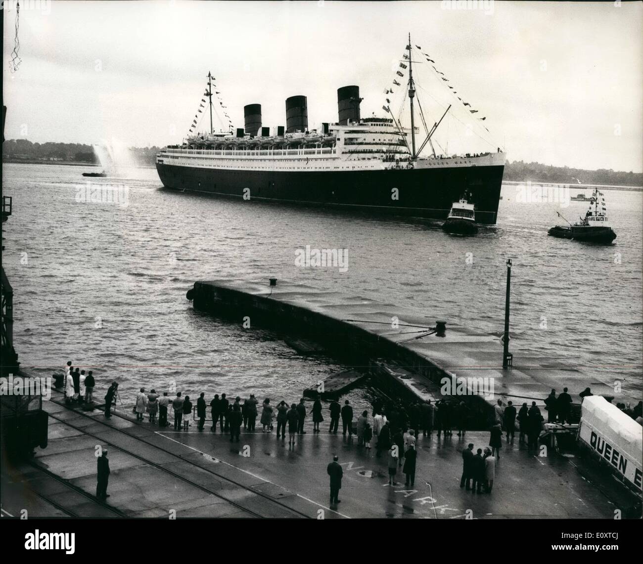 Septembre 09, 1967 - Le Queen Mary arrive à Southampton après sa dernière traversée transatlantique : les 81 000 tonnes liner Queen Mary a reçu un grand accueil nuit lorsque l'arrivée à Southampton après son 1,001e, et dernier, traversée transatlantique avant qu'elle devient un musée maritime et l'hôtel à Long Beach, Californie. La photo montre le paquebot Queen Mary arrivant à Southampton hier soir. Banque D'Images