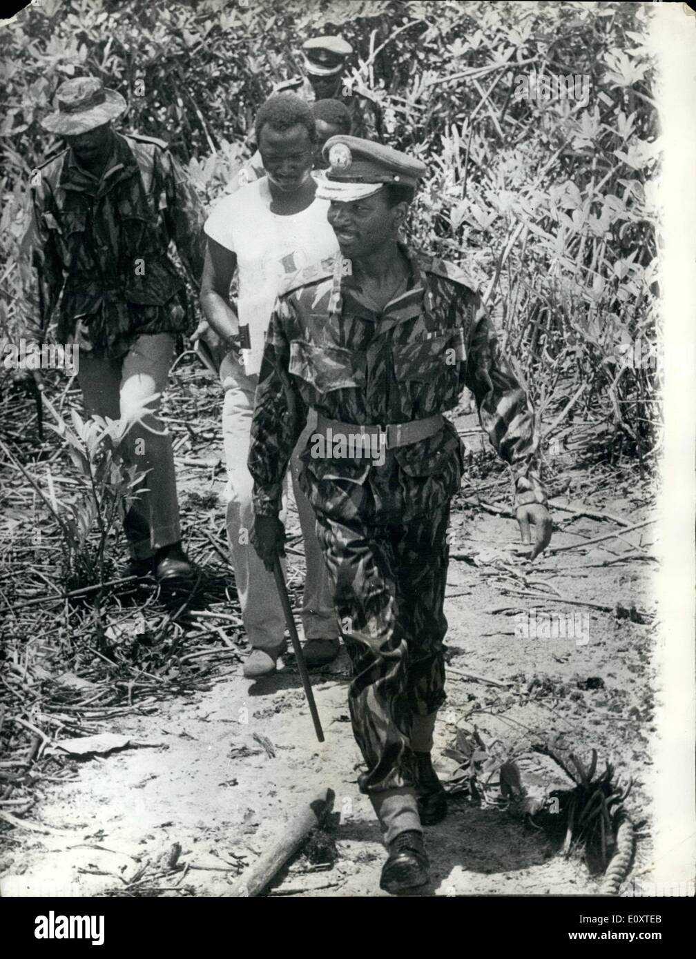 Septembre 09, 1967 - Visites Gowan général ses soldats à l'École de formation à Lagos : Robe, chef du gouvernement fédéral nigérian, et Commandant en chef des Forces armées nigériennes, a pris un congé pour visiter ses soldats en formation au camp d'entraînement de la mer la citoyenneté nigériane à Lagos avant de partir pour le front pour combattre les rebelles du lieut.-col. Ojukwu. Photo montre Gowan général dans sa tenue de combat camouflage vu lors de sa visite du camp d'entraînement à Lagos. Banque D'Images