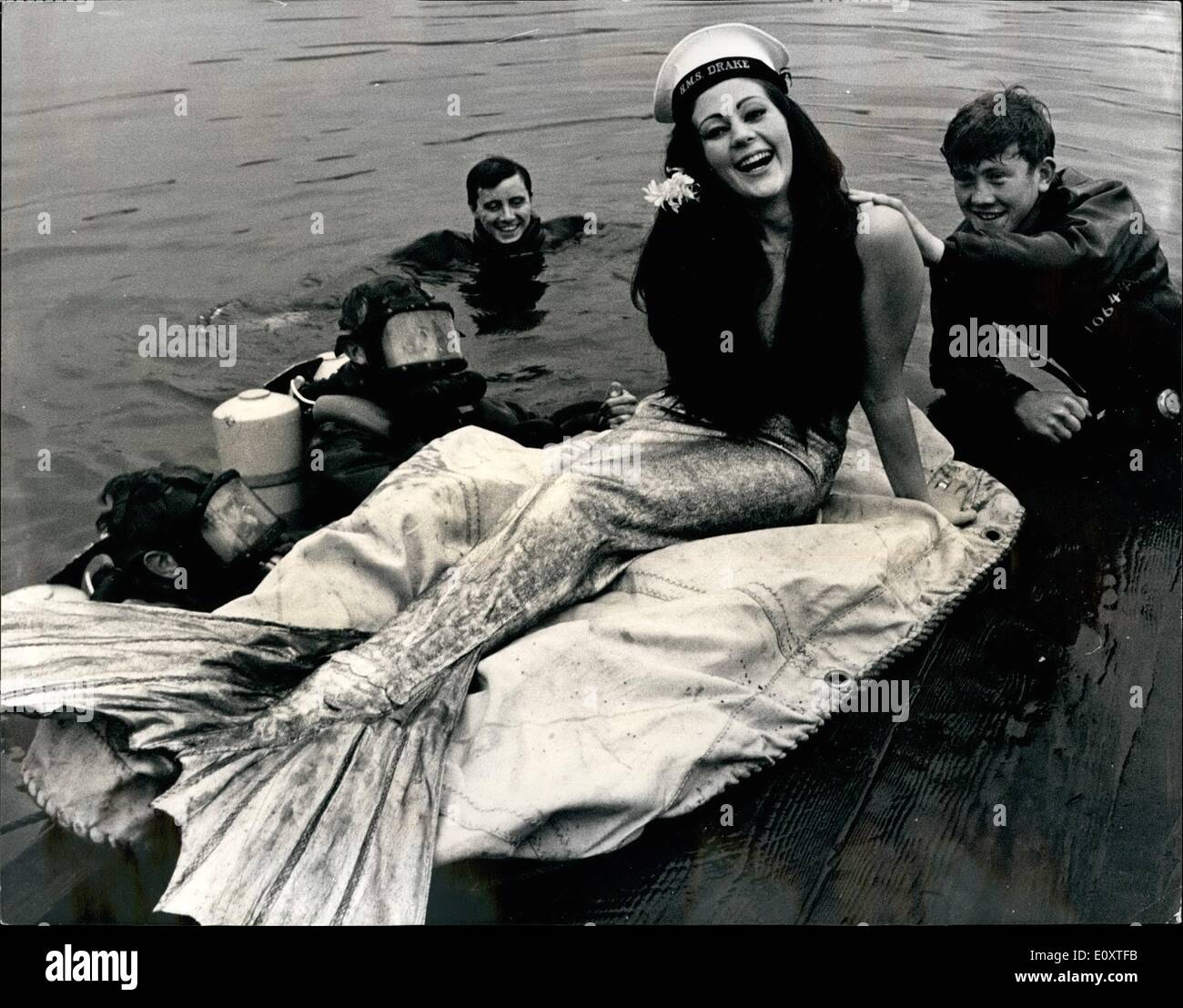 Novembre 11, 1967 - "Mermaid" de la marine royale visites commande Plymouth Ecole de plongée : 22 ans Anne Furness, la télévision de l'ouest résidant dans une sirène quiz show de pêche appelée 'prendre'' a effectué une visite à la Royal Navy commande Plymouth école de plongée. Anne, dont la ville natale est Bridlington, yarks, mais vit maintenant à st. Eval, Cornwall, a été invité à passer une journée à l'école de plongée après les plongeurs a vu son programme. La photo montre la ''MMermaid'' Anne furness est photographié à la R.N Banque D'Images