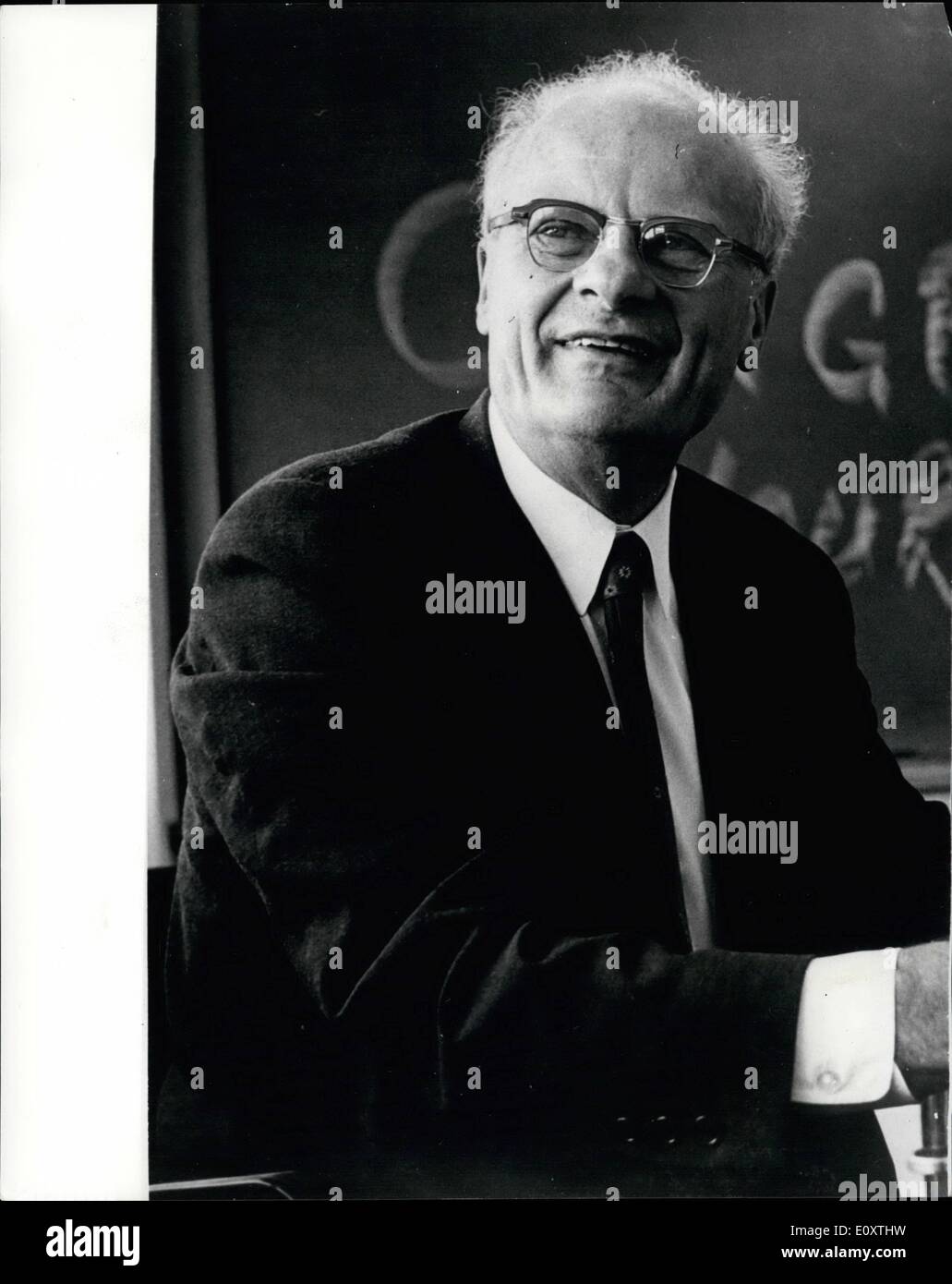 Novembre 11, 1967 - Le professeur êtrela reçoit le Prix Nobel de Physique : Le professeur Hans Albrecht Bethe, physicien théoricien, professeur de physique à l'Université Cornell, Ithaca, New York, a été choisi par l'Académie suédoise des sciences en tant que lauréat du Prix Nobel de physique pour l'année 1967. En combinant les données d'études nucléaires connues dans le laboratoire avec des calculs théoriques, professeur êtrela a conclu que l'énergie rayonnée par les étoiles doivent résulter d'un processus long dans lequel l'hydrogène pour former de l'hélium. La photo montre le Professeur Hans Bethe, qui remporte cette année le Prix Nobel de physique. Banque D'Images