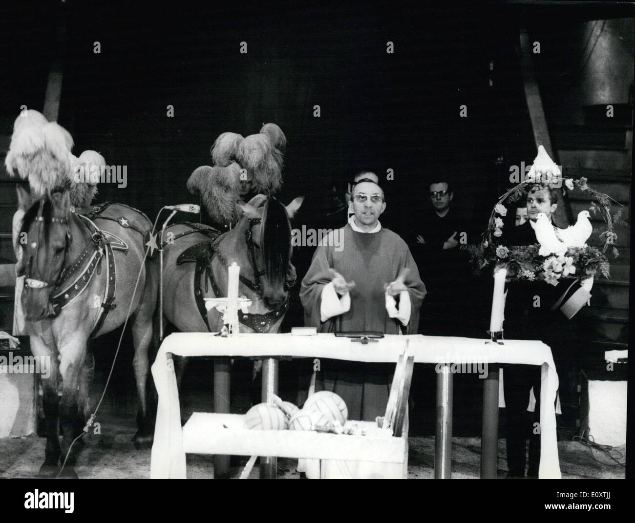 11 novembre 1967 - Cirque jongleurs assister à la Messe : une messe spéciale pour les artistes de cirque a eu lieu à Paris Cirque d'hiver à l'occasion de la Semaine du Cirque. La photo montre la Gypsy Bouglione, fille du célèbre Iwner du cirque, de la jonglerie comme elle l'objet d'un emprunt Le ''jongleur de Notre Dame Banque D'Images