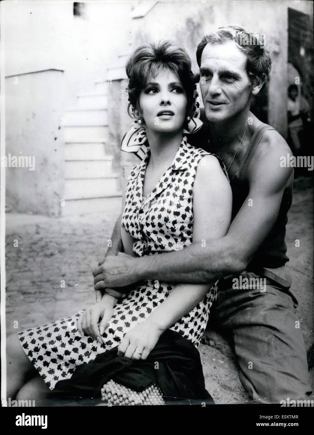 Septembre 09, 1967 - Gina Lollobrigida faire un nouveau film ''Bonsoir Mme Campbell'' à Rome : la belle actrice Gina Lollobrigida fait maintenant un nouveau film à Rome appelé ''Bonsoir Mme Campbell''. Les co-stars sont Shelley Winters, Philippe Leroy, Peter Lawford et d'autres étoiles. L'histoire du film parle de la femme qui donne l'hospitalité à un lieutenant, un sergent et un caporal, alternativement, pendant la seconde guerre mondiale. Elle devient enceinte, et une fille est née, mais elle ne sait pas qui est le père Banque D'Images
