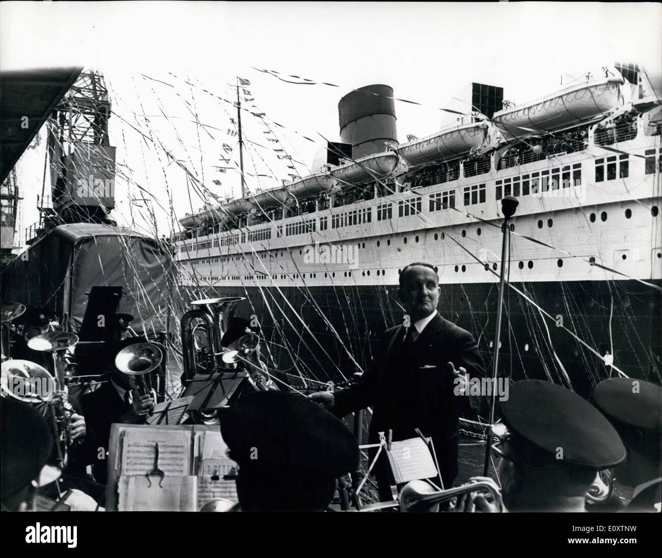 Septembre 09, 1967 - Le Queen Mary arrive à Southampton après sa dernière traversée transatlantique : le paquebot Queen Mary a reçu un grand accueil la nuit dernière lorsqu'elle est arrivée à Southampton après son 1000lst - et dernière traversée transatlantique, avant qu'elle devient un musée maritime et l'hôtel à Long Beach, Californie. Photo montre : La fin du voyage comme le Queen Mary arrive à Southampton pour un accueil de banderoles et de la musique. Banque D'Images