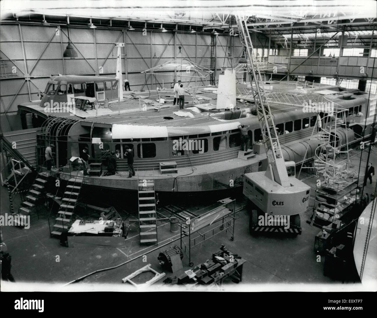 Septembre 09, 1967 - Un aéroglisseur géant tirent à leur fin. : 4 165 tonnes Sr. N4 aéroglisseur, un passager/car-ferry rapide conçu pour des opérations sur 'Ouvrir' mer , les ferries sont à divers stades de production à traversées, sont à différents stades de la production à l'aéroglisseur de la Sociétés d'œuvres à Cowes (île de Wight, l'un d'eux est presque terminée. Il s'agit d'exigences. Les modèles typiques : tous les passagers sur les routes d'abandon et un passager/version automobile transportant 256 personnes assises et 30 voitures. En outre Sr. N4 peut être utilisé pour transporter des marchandises Banque D'Images