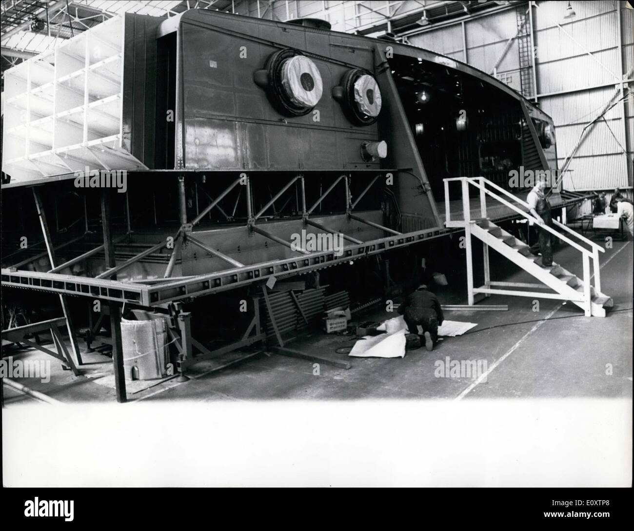 Septembre 09, 1967 - Un aéroglisseur géant est presque terminée : 4 165 tonnes SR.N4 aéroglisseur, un passager/car-ferry rapide conçu pour des opérations sur ''ouvert'' de la mer, les ferries sont à divers stades de la production à l'usine de British Hovercraft Corporation à Cowes. L'un peut être modifiée pour s'adapter à l'opérateur et ses exigences. Les modèles typiques : tous les passagers transportant 500 personnes assises sur 700/800 passagers de banlieue sur des liaisons courtes et un passager/version automobile 256 personnes assises et 30 voitures. De plus, SR. N4 peut être utilisé pour transporter des marchandises Banque D'Images