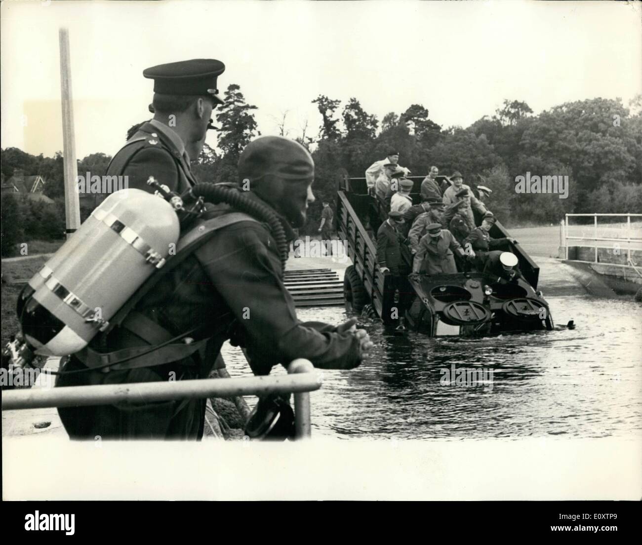 Septembre 09, 1967 - L'Unisson 67 Manifestation - Journée de la Terre à Chobham : l'objectif principal de toutes les études de l'unisson est de réunir des hauts dirigeants et fonctionnaires des pays du Commonwealth et de l'UK Accueil et commandes d'outre-mer pour discuter des questions de défense de l'intérêt mutuel et de concert. Aujourd'hui, jour de la terre a eu lieu à la recherche et le développement de véhicules de lutte contre l'établissement. Quelque 200 hauts geusts étaient attendus à l'écran d'aujourd'hui. Photo montre : un stand par le Frogman Stalwart Amphibous entre dans le transporteur de charge 16pi de profondeur extérieure avec une charge de VIP Banque D'Images
