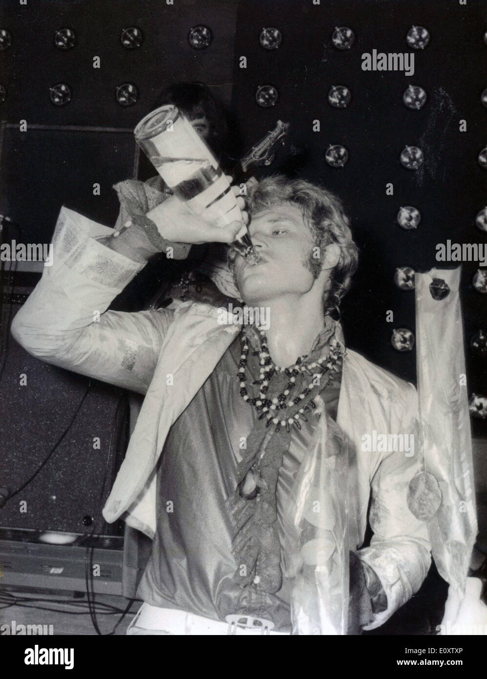 Nov 15, 1967 - Paris, France - JOHNNY HALLYDAY avait un verre au cours de  sa performance devant une foule de 3 000 au Palais des Sports Photo Stock -  Alamy