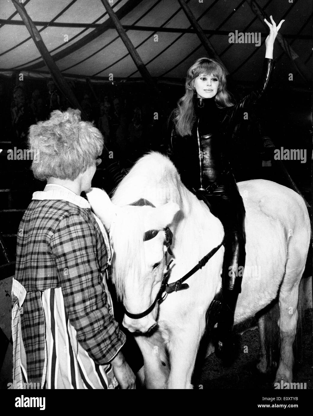 L'actrice Marianne Faithfull dans le film 'La fille sur une moto" Banque D'Images
