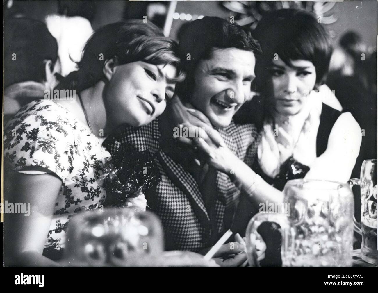 Septembre 26, 1967 - toujours bien-aimé.. Photographié ici est ''King Radi,'' ou Petar Radenkovic. Le était le gardien de but pour le club de football allemand ''1860 Muenchen.'' photographié ici avec lui sont belle actrice Petra Schuermann(droite) et Margitta Staniczek(à gauche) dans une tente à bière au cours de l'Oktoberfest. Banque D'Images