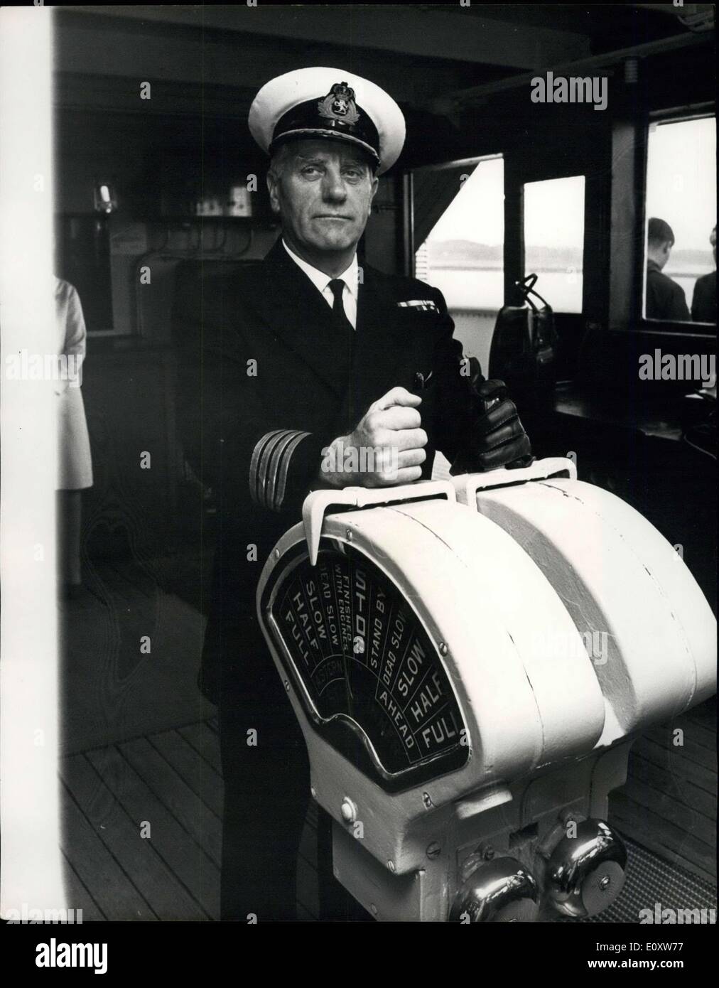 Au 28 septembre 1967 - Le Queen Mary arrive à Southampton après sa dernière traversée transatlantique : les 81 000 tonnes liner Queen Mary a reçu un grand accueil la nuit dernière lorsqu'elle est arrivée à Southampton après son 1,001st - et dernière - traversée transatlantique, avant qu'elle devient un musée maritime et l'hôtel à Long Beach, Californie. La photo montre le capitaine Treasure Jones sur la photo du pont de la Reine Mary à l'arrivée à Southampton hier. Banque D'Images