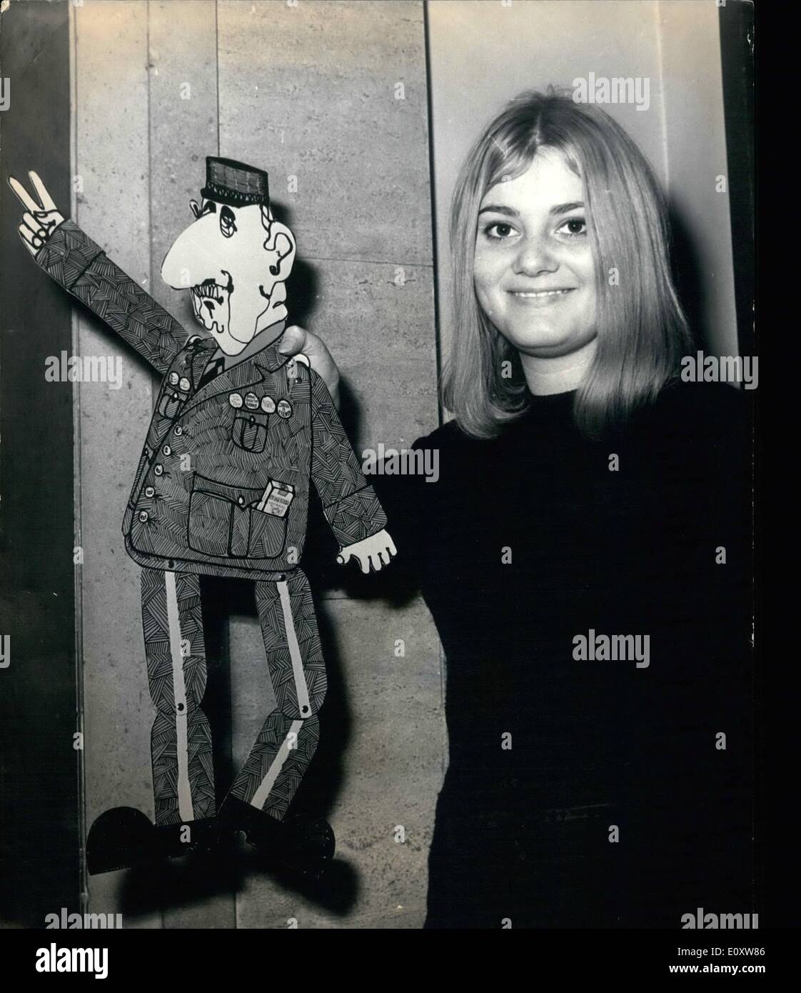 05 octobre 1967 - 5-10-67 De Gaulle marionnette en vente à Londres. Une boîte en carton prédécoupée. Le Président De Gaulle, photographié à Harrod's store à Londres aujourd'hui, où ils peuvent être achetés pour 8/-. D'autres marionnettes qui ont été mis au point par Londres publicité partenaires, Barry Elphick et Geoffrey Charlton Perrin, sont du premier ministre Harold Wilson, et le président Johnson. Vous faites la marionnette sur une grande affiche en carton, couper le sortir, lui donner les joints des trombones, string et puis lui faire la danse pour votre morceau. Banque D'Images