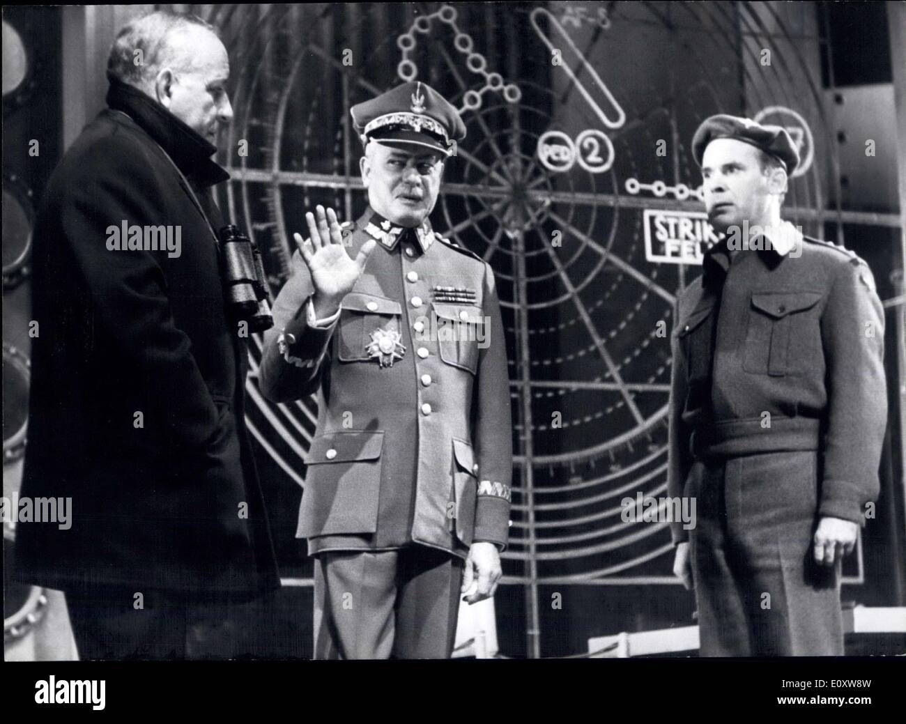07 octobre 1967 - World-Premiere de Hochhuth's ''ssoldiers'' dans l'ouest de Berlin. Hochhuth est l'auteur de ''LA'' Le premier ministre adjoint Banque D'Images