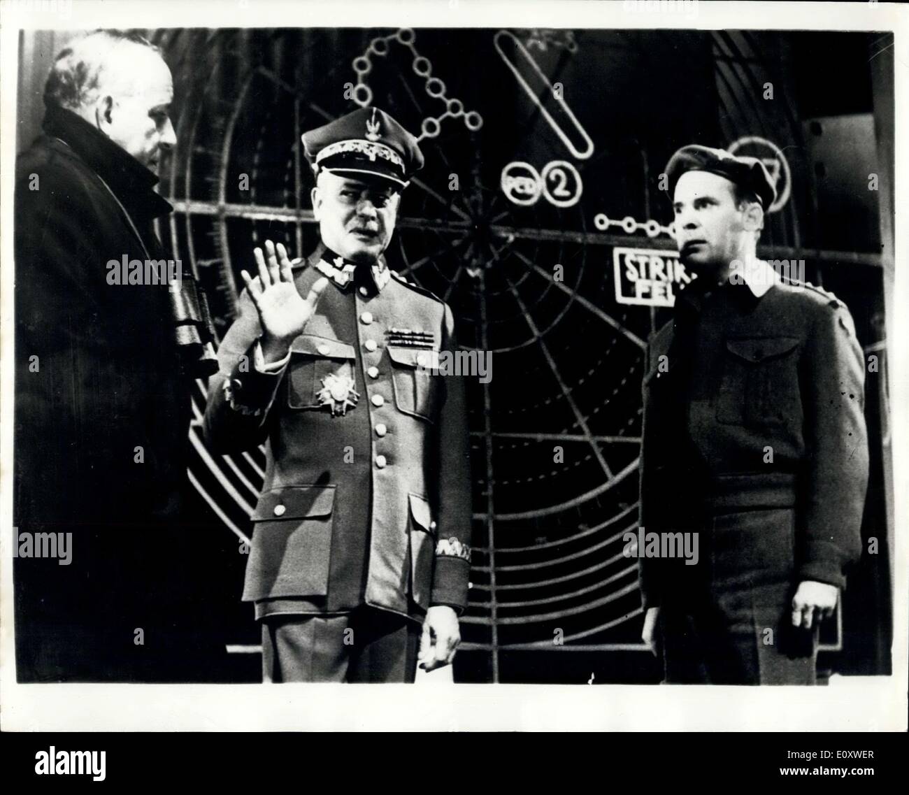 09 octobre 1967 - Répétitions pour jouer controversée ''The Soldiers'' : Le jeu controversé par Rolf Hochhuth, appelé ''Les Soldats'', s'ouvre dans l'ouest de Berlin ce soir. Le jeu, qui est interdit en Grande-Bretagne, suggère que Churchill a été impliqué dans la mort de polonais, chef de guerre le général Sikorski. Photo montre une scène pendant les répétitions de ''Les soldats, montrant (L à R) : Sir Winston Churchill, joué par O.E. Hasse ; le général Sikorski, joué par Dieter Borce, et le capitaine Kosjan, un capitaine de l'armée clandestine polonaise, joué par Gunther Thabor. Banque D'Images