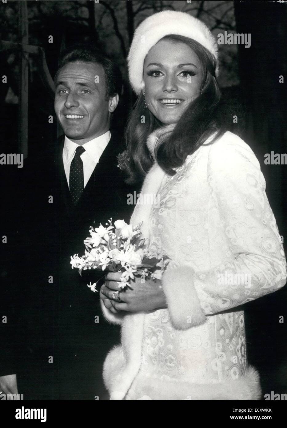 Le 12 décembre 1967 - Magda Konopka jeudi 28 novembre 2013 à Londres ; le mariage a eu lieu aujourd'hui à Chelsea Register Office, entre l'actrice polonaise, Magda Konopka, qui est récemment revenu à la Grande-Bretagne de Rome où elle a été l'un des plus populaires de l'Italie début de film et 28 ans directeur de l'entreprise, Jean Louis Dey, qu'elle a rencontré en Italie, il y a plusieurs années. Photo montre les mariés après la cérémonie d'aujourd'hui, La mariée portait un costume blanc bordé de fourrure. Banque D'Images