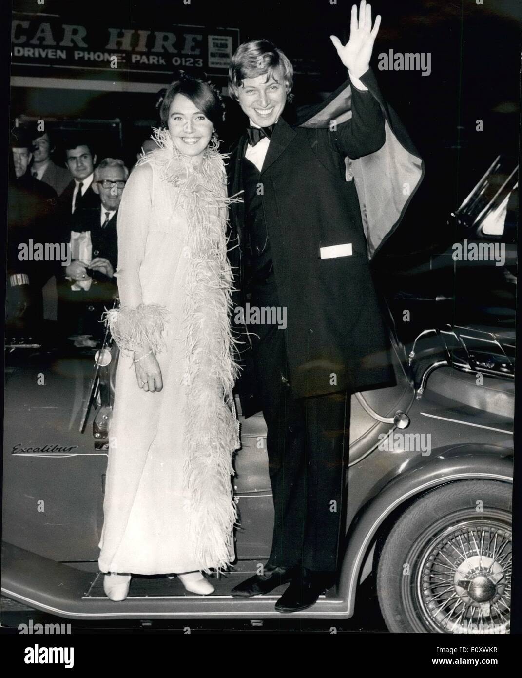 Le 12 décembre 1967 - Tommy Steele arrive pour Premiere. Photo montre :- Tommy Steele, star de la musique du film ''La moitié d'un Sixpence'', arrive avec son épouse, Ann, dans une copie d'une Mercedes 1912 pour la nuit dernière, l'première mondiale du film au cinéma Astoria à Londres, qui était de l'aide de la presse Journaux Fonds. Banque D'Images