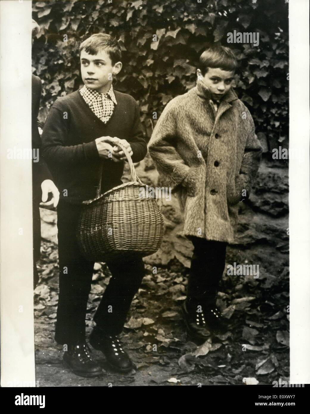 Le 12 décembre 1967 - Chasse pour garçon kidnappé ; une vraie chasse est passe pour un garçon de sept ans, qui avait été enlevé lundi alors qu'il se rendait à la maison de l'école à Versailles. Le garçon, Emmanuel Malliart, est le fils de Jacques Malliart, un haut fonctionnaire du ministère de la Guerre français. Remarque Une rançon a été mis dans la boîte aux lettres de sa maison au bourg, près de Paris. La photo montre la jeune homme de 15 ans Patrice et Jean 11 ans, frères de l'enfant kidnappé, Emmanuel Malliart. Banque D'Images