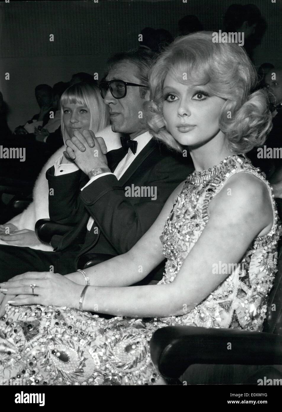 12 déc., 1967 - Rome, décembre 1967, Gala pour le film Caroline chérie dans laquelle l'actrice française blonde France Anglade joue le rôle principal. Chanteur français Charles Aznavour a chanté certaines de ses chansons. OPS de gauche Ulla Aznavour, producteur Jacques Paul Beltrand et Brance Anglade. Banque D'Images