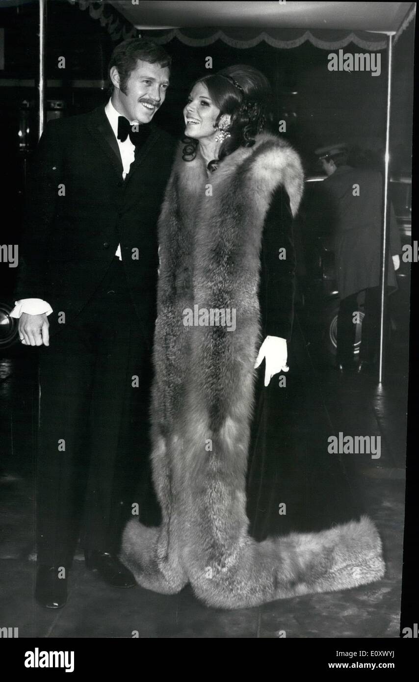 12 déc., 1967 - Première du film ''Docteur Dolittle'' : SA MAJESTÉ LA REINE La nuit dernière a assisté à la première du film ''Docteur Dolittle'', à l'odéon Cinéma, Marble Arch. L'actrice Samantha Eggar montre la photo, l'une des stars du film, vêtu de velours et de fourrure lorsqu'elle est arrivée pour la première avec son mari Tom Stern, la nuit dernière. Banque D'Images