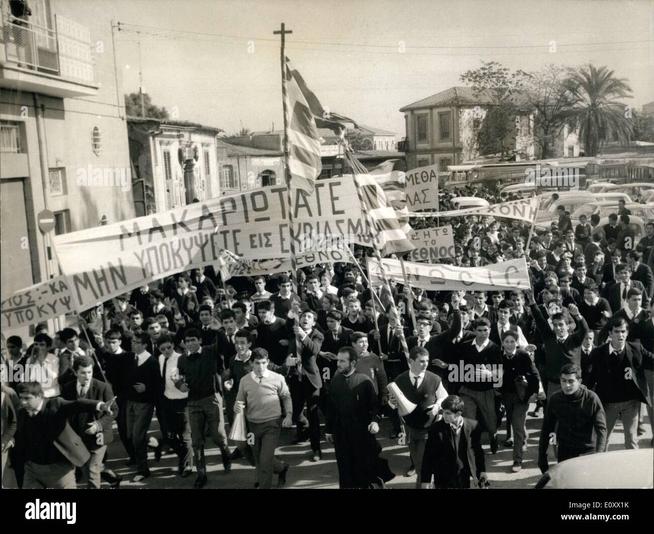 Le 12 décembre 1967 - Vendredi dernier, alors que la première des soldats grecs ont quitté l'île de Chypre à Nicosie, les étudiants se sont mis en grève et ont organisé une protestation. Ils ont circulé à travers la ville brandissant des slogans en faveur de M. Makarios, général Grivas, et l'armée grecque. Val d'Oi Banque D'Images