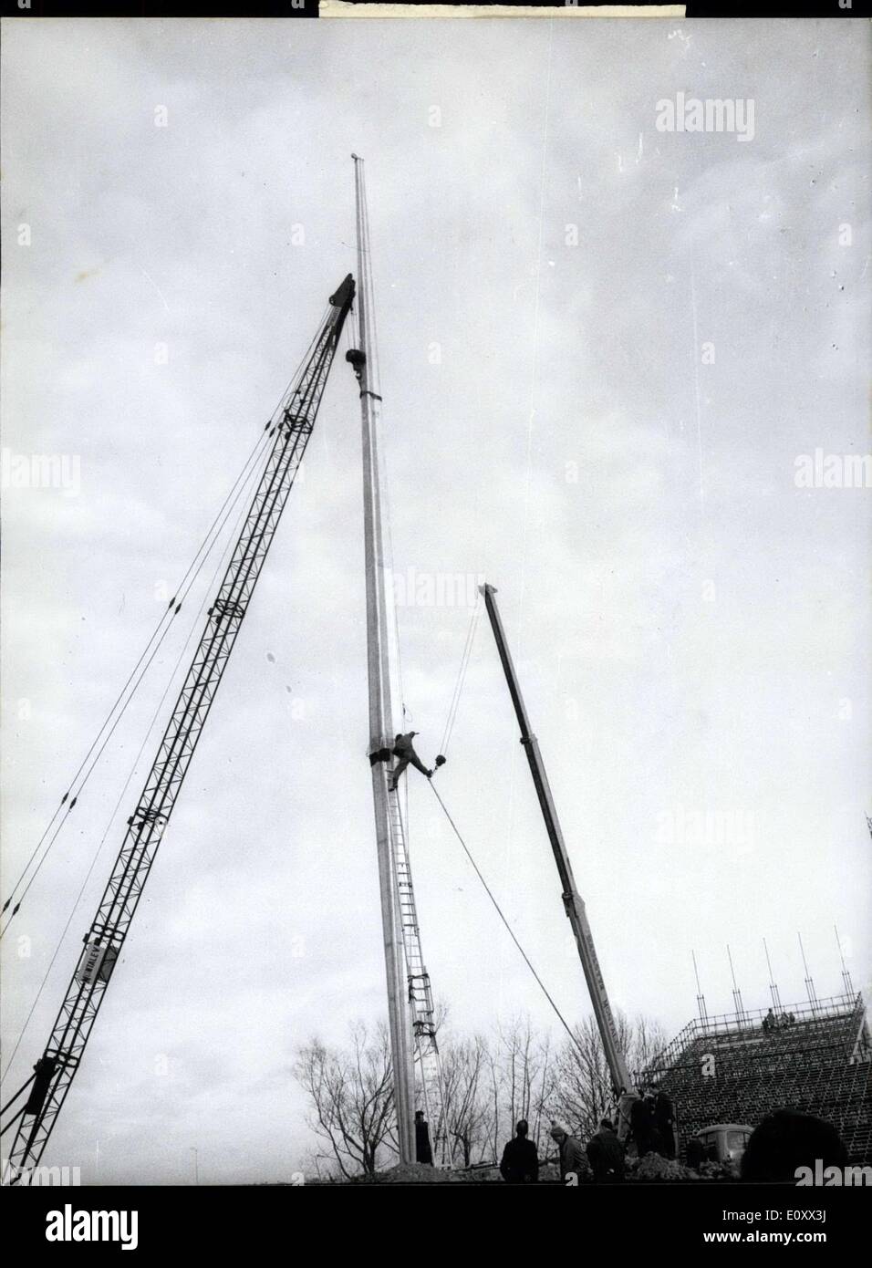 Le 25 décembre, 1967 - Les Jeux olympiques de Grenoble approchent rapidement. Les skieurs vérifier vos skis et les travailleurs détail les dernières installations. La seule chose qui manque est le mât où les drapeaux des différents pays seront soulevées. Banque D'Images