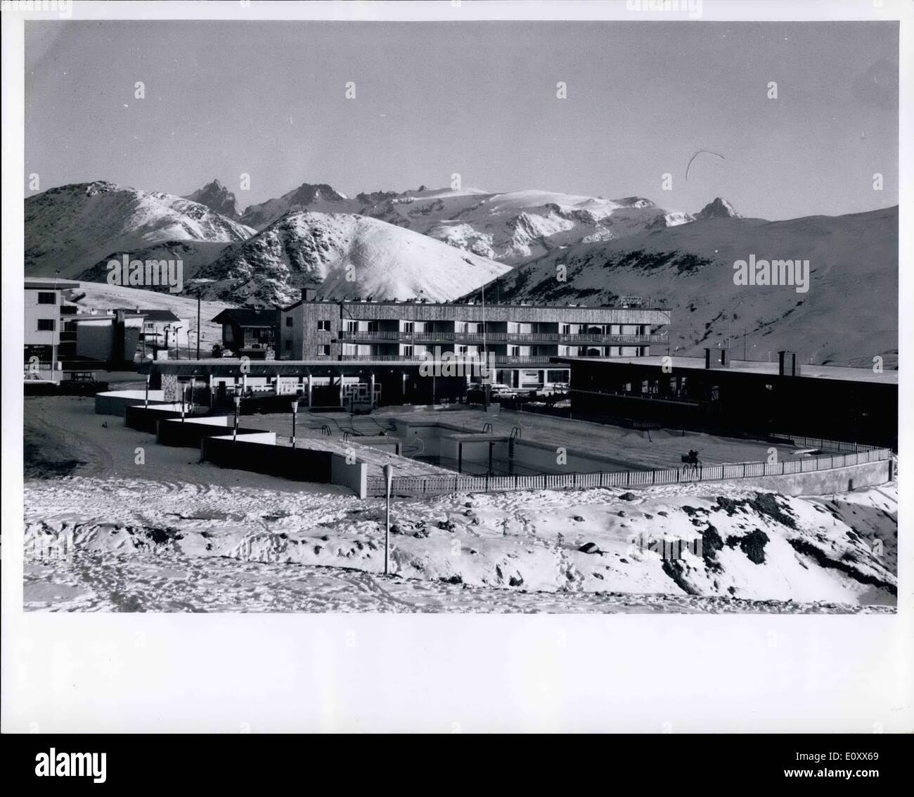 01 janvier 1968 - Grenoble, France : Site de Jeux Olympiques d'hiver de piscine extérieure chauffée à l'ALPE D'Huez Banque D'Images