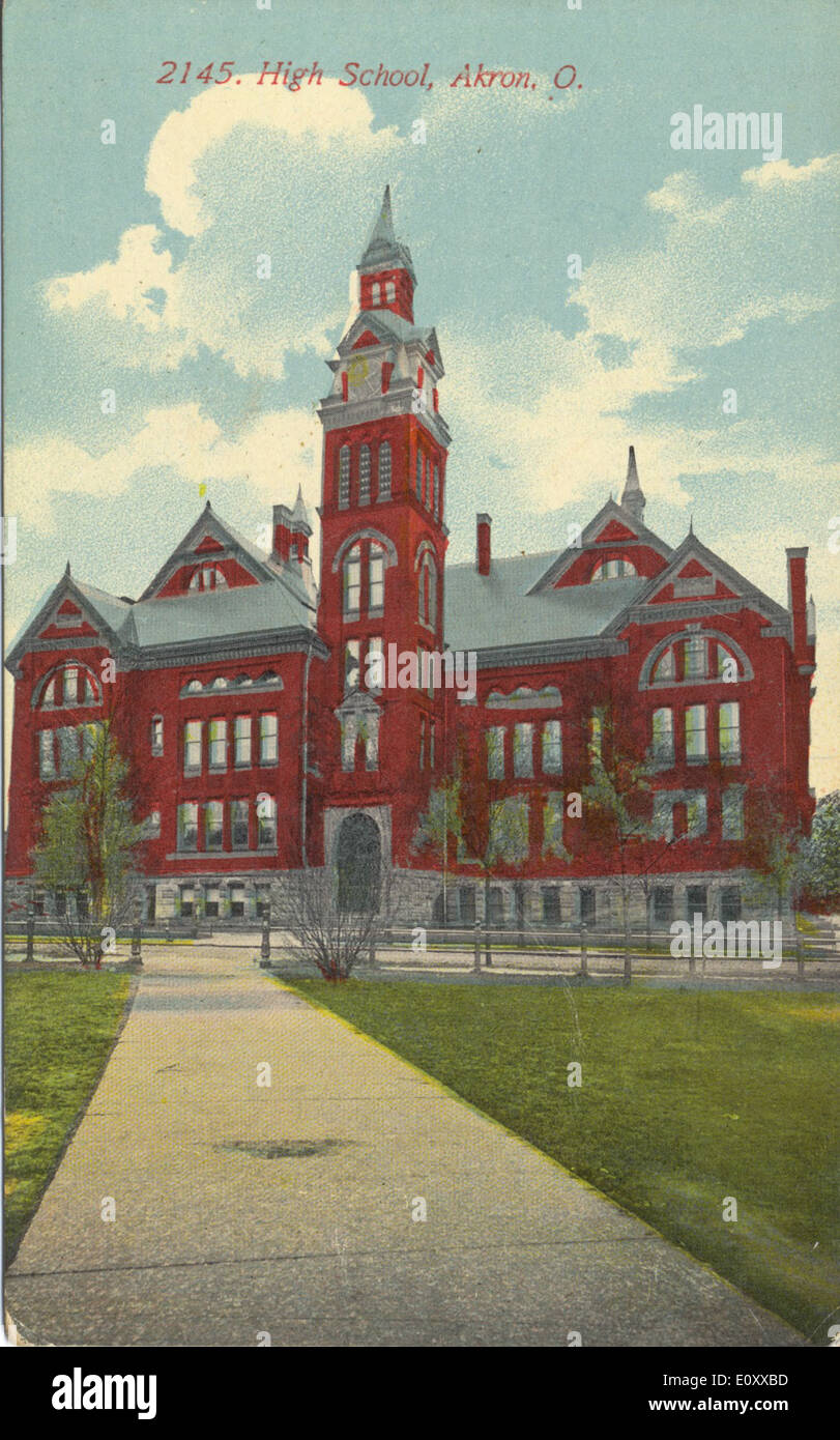 Cette carte postale historique capture le lycée Akron dans l'Ohio. L'image donne un aperçu de l'architecture de l'école du début du XXe siècle et de l'environnement éducatif local. Banque D'Images