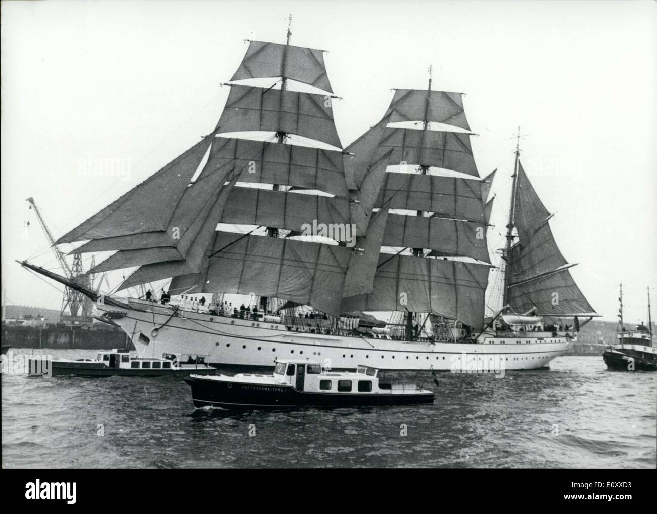 Mar. 04, 1968 - Sur la photo est le navire-école allemand Gorch Fock, comme il se prépare à la tête vers le haut pour Hambourg. Il a été le premier navire à voiles réelles qui ont été faites à Hambourg depuis 1931. Le navire a payé une visite de Hambourg pendant cinq jours. Banque D'Images