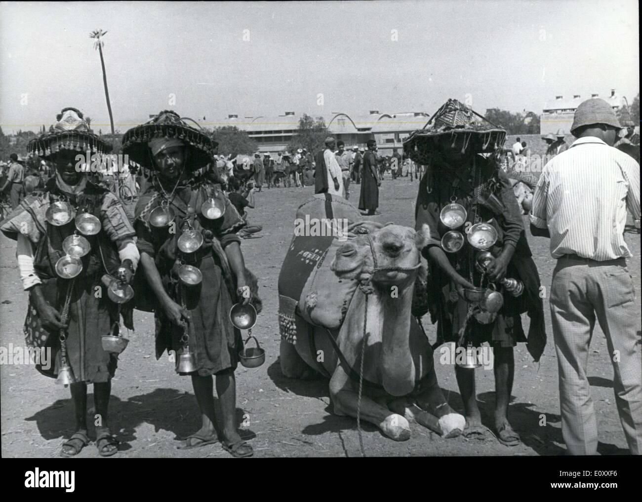 16 mars 1968 - l'on voit ici sont certains des vendeurs d'eau, toujours une denrée précieuse dans un pays désertique comme le Maroc, puisqu'ils participent à la traditionnelle mars chameau de Marrakech. Banque D'Images