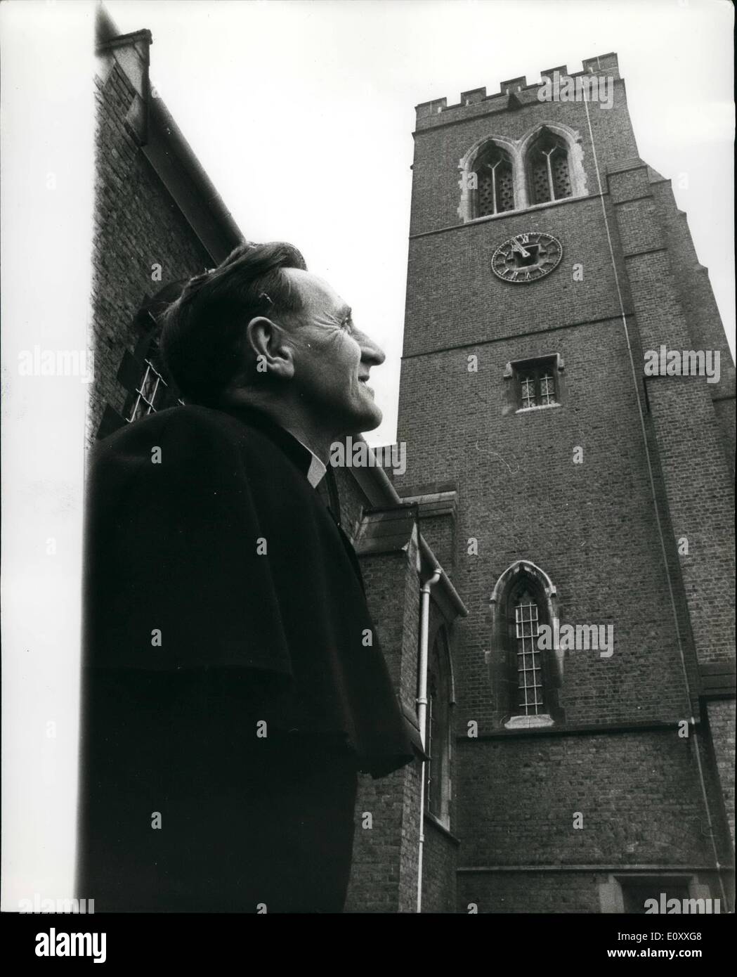 01 janvier 1968 - église construite en 1906 a première volée de Belis installé, le révérend Ronald Crowther, illustrée ici, vicaire de l'église All Saints, Tooting Graveney, Wandsworth, a quelque chose d'être joyeuse. Son église, construite en 1906, est d'avoir sa première volée de cloches installé. Les huit cloches, obtenue à partir d'une église de Paddington désaffectées ont été reformulés à Loughborough Leics,. Hier, le 7 cwt. tenor bell a été descendus sur le beffroi. Banque D'Images