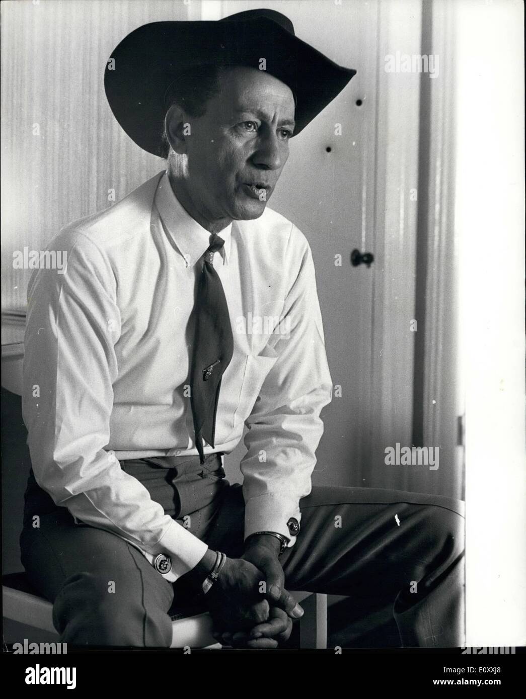 01 janvier 1968 - Le plus rapide dans le monde des armes à feu : en photo à son hôtel à Londres hier, c'est l'arme la plus rapide dans le monde. Son nom est Rodd Redwing, un descendant de la tribu Chickasaw, qui a enseigné la plupart du film cowboys pour traiter un 45 et fait habituellement la prise de vue. M. Redwing's latest élève est Sean Connery dans son premier rôle de l'ouest. Il enseigne les 007 qu'il y a d'autres armes que le Beretta qui ont un permis de tuer. ''Pour une semaine, je ne vais même pas qu'il le dépose sur un étui. Il ne lui restera plus qu'à apprendre comment manipuler un poulain. Depuis la 304s, M. Banque D'Images