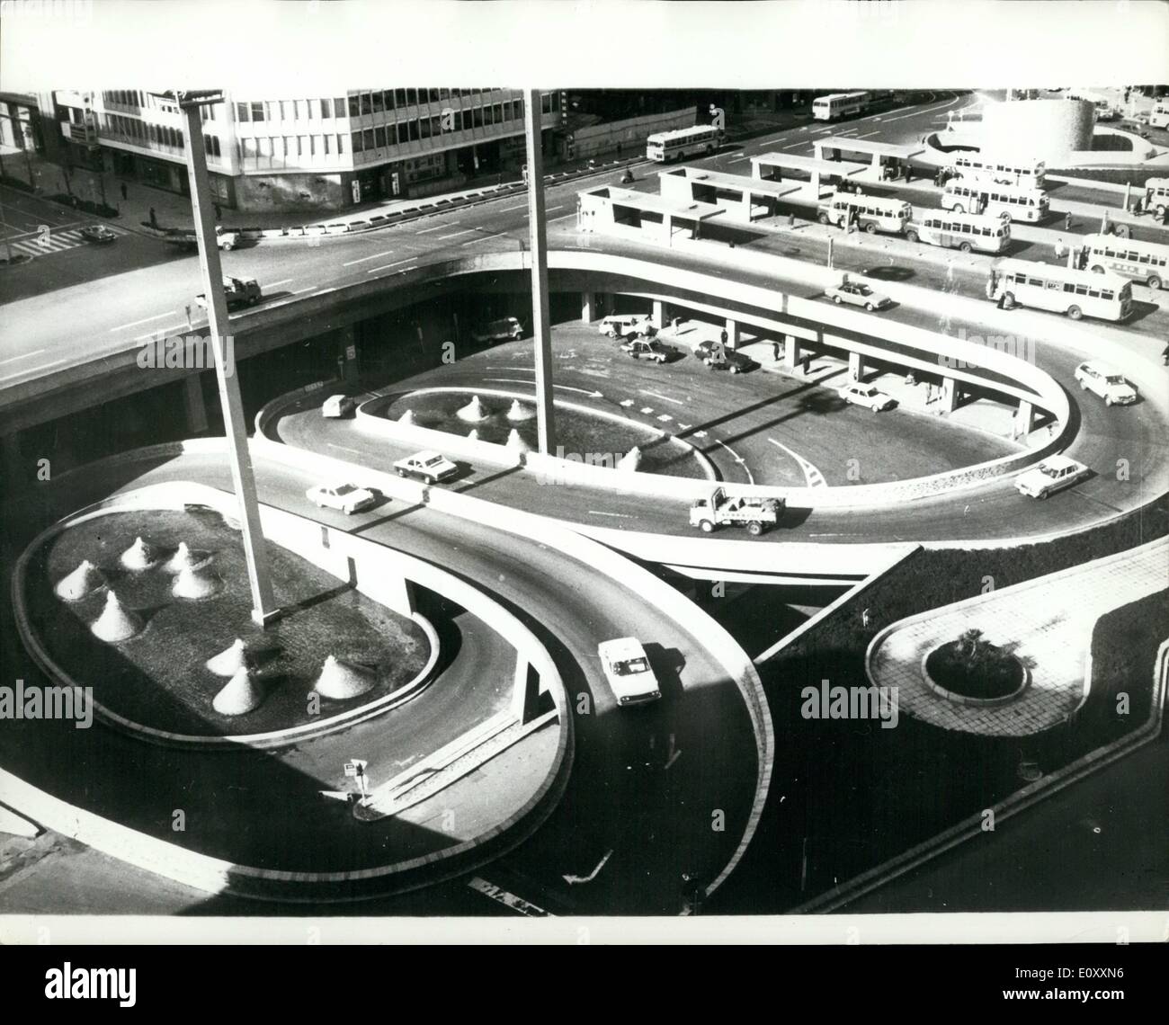 01 janvier 1968 - Nouvelle vue de Shinjuku de nombreux bâtiments sont en construction autour de la station de Shinjuku, comme les autorités ont l'intention de faire de la ville un nouveau centre d'affaires de Marunouchi Tokyo, à la suite de l'article. Dans le contraste à l'Est de la gare qui a été entouré par de nombreux centres de divertissement, cinéma, grands magasins, etc, dans la partie ouest de nombreuses grandes entreprises et la Banque du Japon ont maintenant l'intention d'obtenir leur bureau. Photo montre : le côté ouest de la station de Shinjuku, récemment construit l'autoroute mène les voitures au sous-sol de la station directement. Banque D'Images