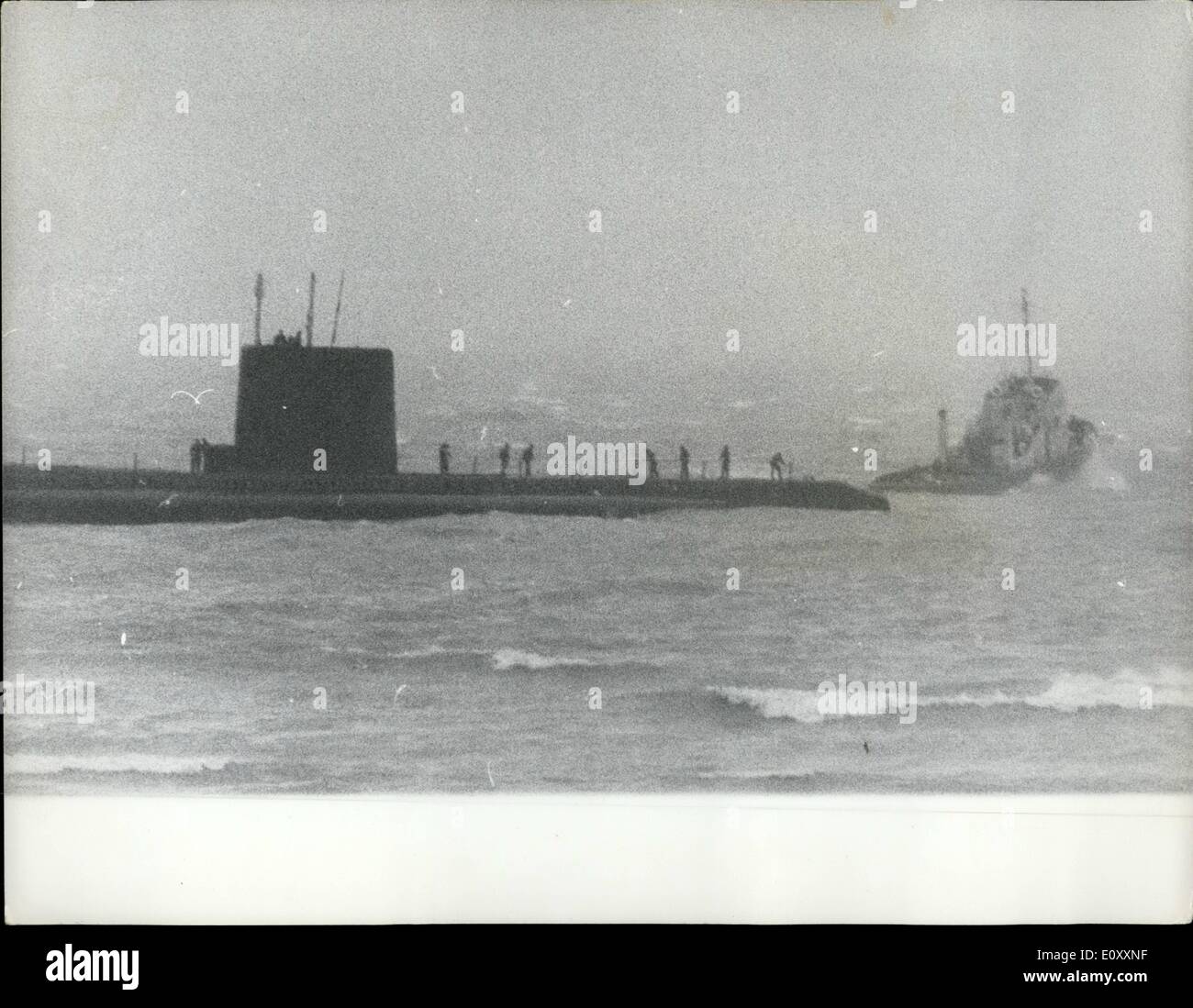 01 janv., 1968 - Sous-marin britannique s'échoue au large de l'île de Wight : Le sous-marin ''Alliance'', à 1 120 tonnes, s'est échoué sur la marée descendante la nuit dernière sur une corniche, Bembridge plateau rock 300 verges avant-pays, île de Wight. Les tentatives faites par l'amiral remorqueurs d'essayer de renflouer le submarince a échoué aujourd'hui. Photo montre un remorqueur de l'Amirauté se distingue par l'Alliance sous-marin prêt à faire une autre tentative de renflouement. Banque D'Images