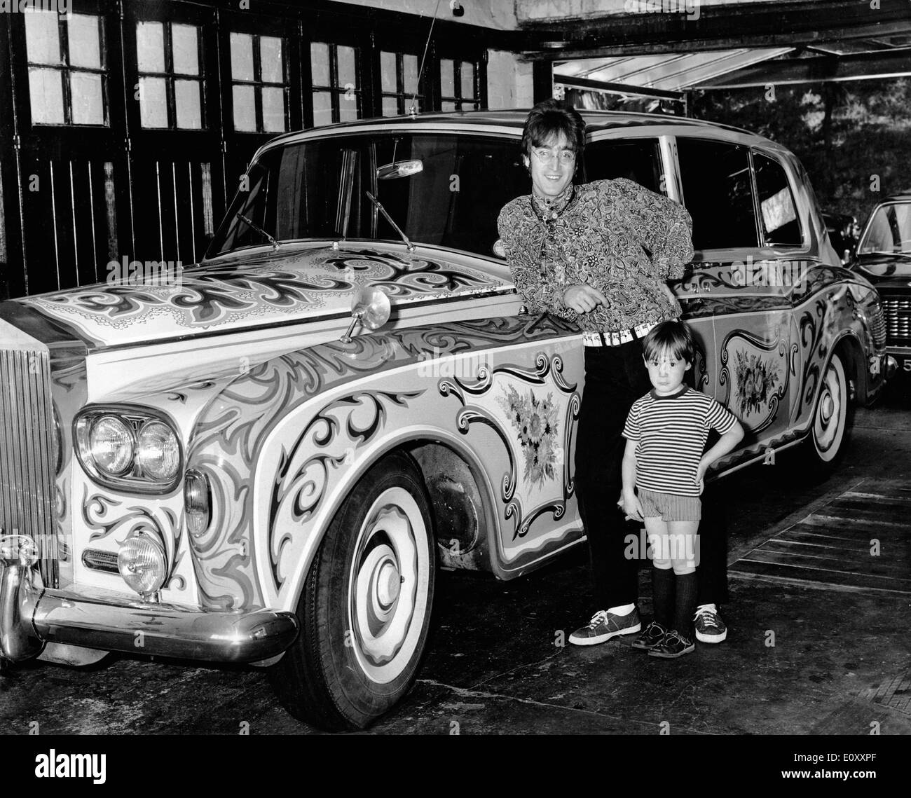 Avec John Lennon, son fils Julian dans leur garage Banque D'Images