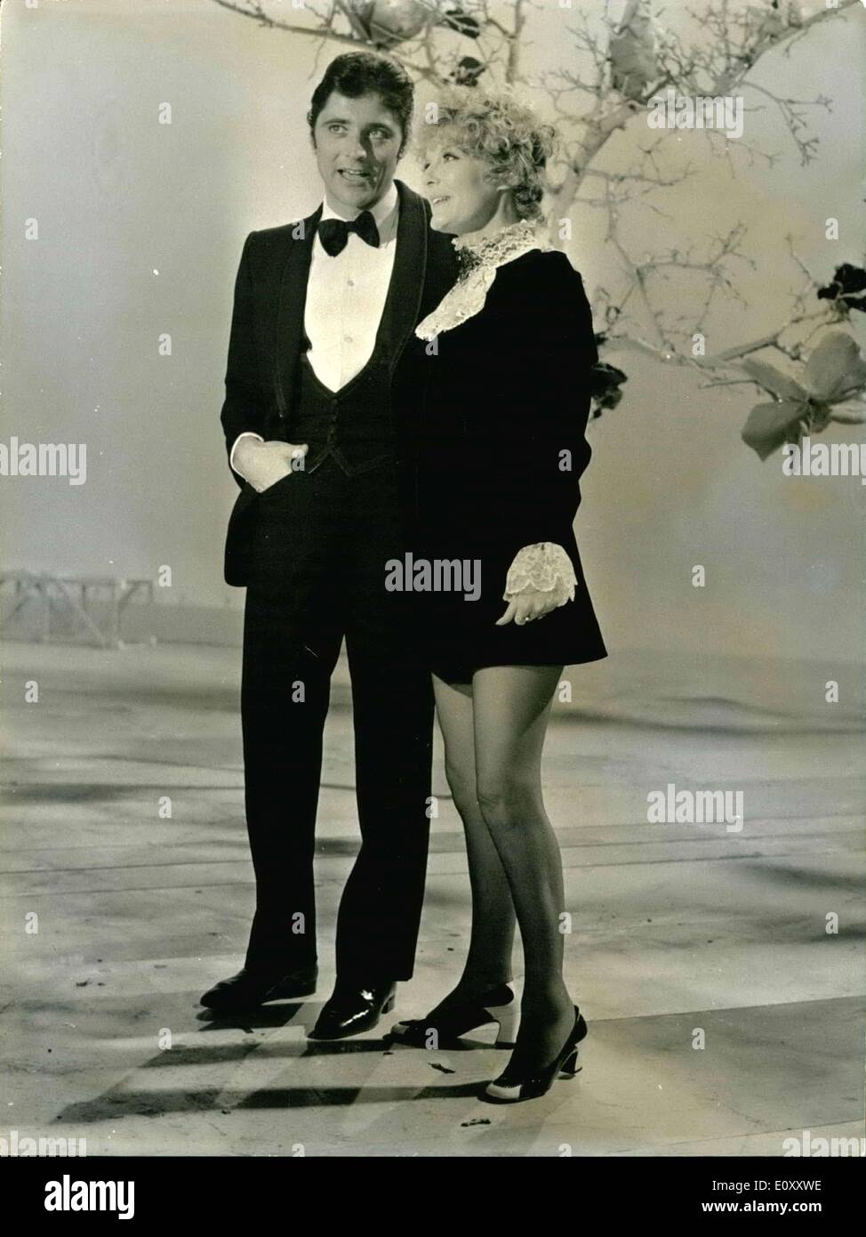 Mar. 22, 1968 - Petula Clark Co-Stars Avec Sacha Distel dans ''Sacha Show'' : Sacha Distel aura un célèbre ''face'' : Petula Clark qui Co-Star avec lui dans ''Sacha Distel Show'' Il est en train de répéter maintenant pour la télévision française. Photo montre Sacha Distel et Petual Clark Répétition pour ''Sacha Show' Banque D'Images