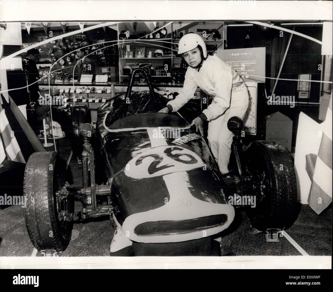 Mar. 22, 1968 - La voiture de course au chocolat. 3.22 Un mètres (11 pieds) modèle complet d'une voiture de course Formule VEE, fait entièrement de chocolat est affichée à l'Auto Centre Odakyu à Shinjuku, Tokyo. Faite par un confiseur japonais, la voiture est composé d'un équivalent de 7 380 tablettes de chocolat qui se vendent pour un shilling, et a pris 10 jours à la mode. Photo montre : La voiture de course au chocolat avec son jeune accompagnateur qui est dans un dilemme de  ?drive ? Ou de les manger. H/Keystone Banque D'Images